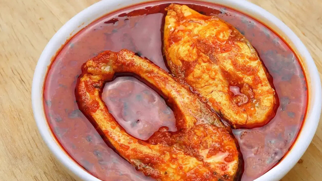 చేపలు తింటే ఆరోగ్యానికి బూస్ట్: ఇటీవల కాలంలో ఆరోగ్య స్పృహ పెరగడం వల్ల చాలా మంది చికెన్‌ను పక్కన పెట్టి చేపల వైపు మళ్లుతున్నారు. చేపల్లో ఉండే ఒమేగా-3 ఫ్యాటీ యాసిడ్లు గుండె ఆరోగ్యాన్ని మెరుగుపరుస్తాయి. జ్ఞాపకశక్తిని పెంచడమే కాకుండా వయసుతో పాటు వచ్చే అల్జీమర్స్, డిమెన్షియా వంటి వ్యాధులను నివారిస్తుంది. ఒమేగా-3 యాసిడ్లు దృష్టి లోపాలను తగ్గించి కంటి ఆరోగ్యాన్ని కాపాడతాయి.
