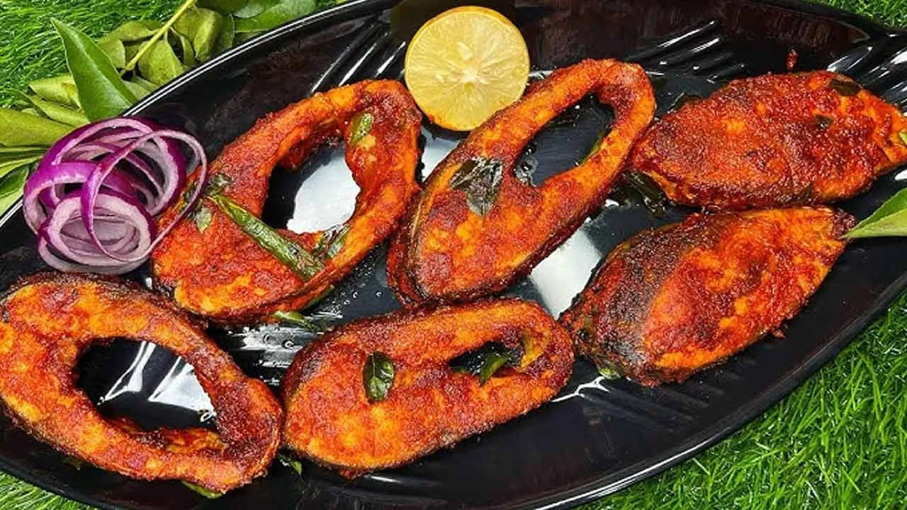 ప్రపంచవ్యాప్తంగా మాంసాహారుల సంఖ్య రోజురోజుకూ పెరుగుతోంది. సాధారణంగా చాలా మంది చికెన్ లేదా మటన్ తినడానికే మొగ్గు చూపుతారు. కానీ ఒక దేశం మాత్రం ఇందుకు భిన్నం.. అక్కడ ప్రజలు చికెన్ కంటే ఎక్కువగా చేపలనే లాగించేస్తుంటారు. ఆ దేశమే.. డ్రాగన్ కంట్రీ చైనా. ప్రపంచంలోనే అత్యధికంగా చేపలను వినియోగించే దేశంగా చైనా రికార్డు సృష్టించింది. 

