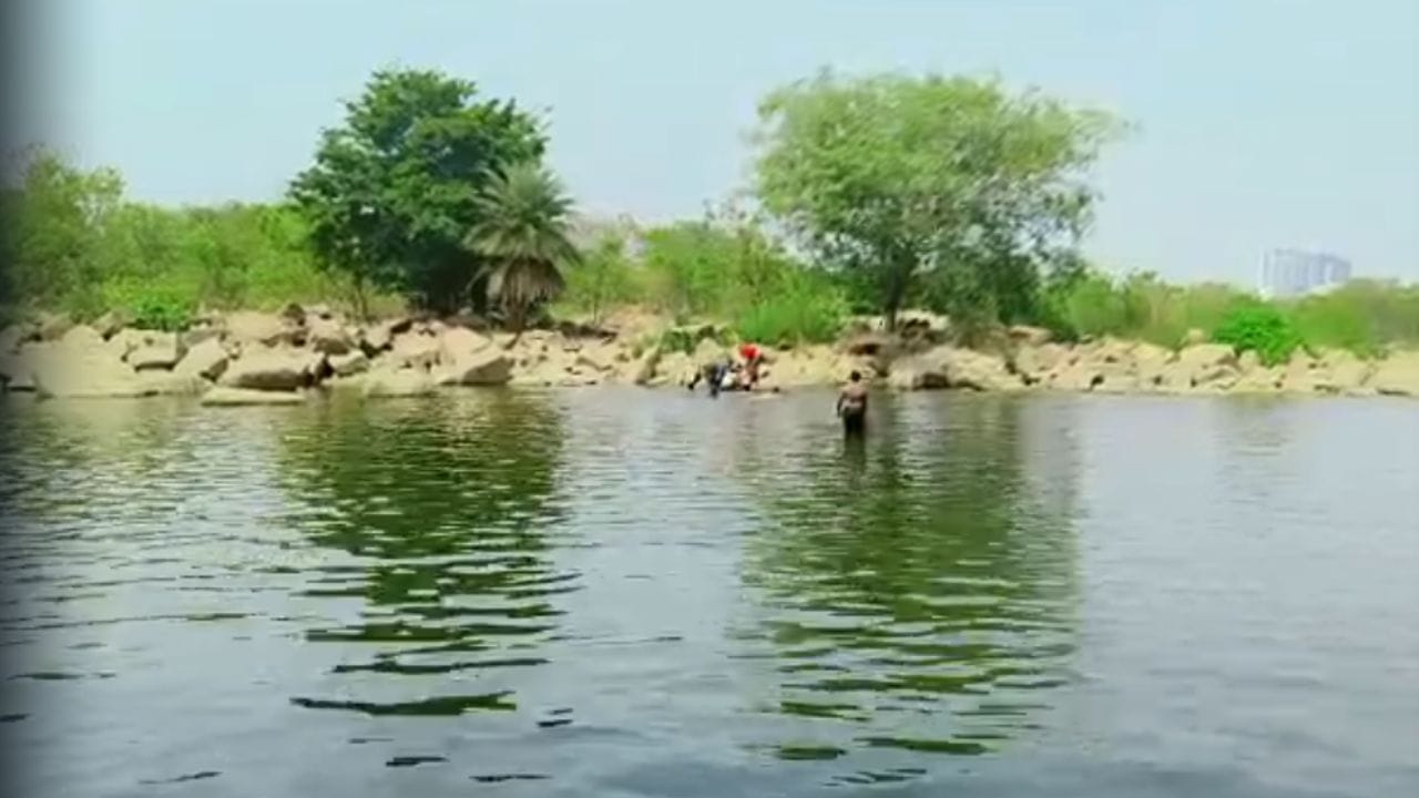 Hyderabad: చేపలు పట్టేందుకని చెరువుకు వెళ్లారు.. నీటిలో దిగిన కాసేపటికే