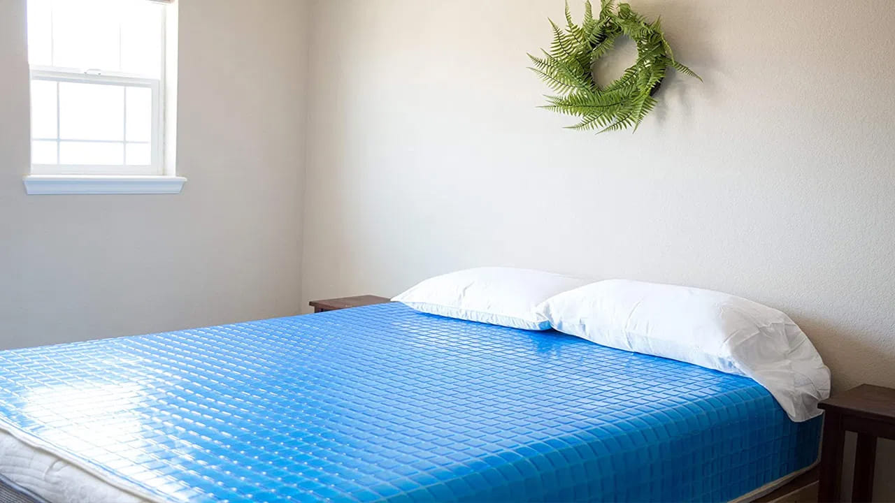 పరుపు జాగ్రత్త.. మీరు వేసవి వేడితాపంతో బాధపడుతుంటే, అతి వేడి, చెమట మిమ్మల్ని బాధిస్తుంది అనుకుంటే, తప్పకుండా మీ దిండు లేదా, పరుపు కూడా దీనికి కారణం కావచ్చు అని గుర్తించాలి. సింథటిక్ ఫ్యా్బ్రిక్‌లు వేడిని బంధిస్తాయి. కాబట్టి, ఈ వేసవిలో మీ బెడ్ షీట్, పిల్లోలను మార్చండి, లినెన్ లేదా కాటన్ షీట్‌లను కొనుగోలు చేయండి. దీని వలన వేడి తగ్గుతుంది. అలాగే నేలపై చాప వేసుకొని పడుకోవడం వలన కూడా వేడి మొత్తం పైకి వెళ్లి మీకు చల్లదనం ఇస్తుంది.