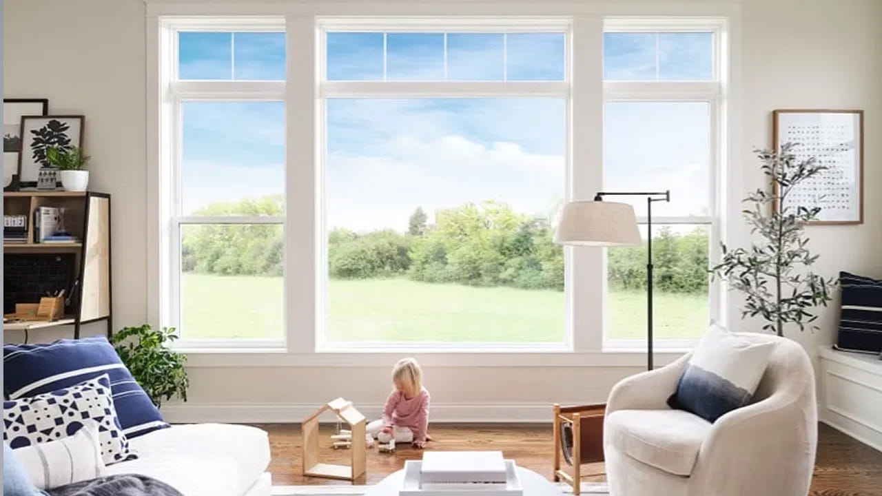 కిటికీ జాగ్రత్తలు.. చాలా మంది రోజు మొత్తం కిటికీలు తెరిచి ఉంచుతారు. కానీ ఇలా బయట వేడి సమయంలో కూడా కిటికీలు తెరిచి ఉంచడం వలన ఇంటిలోకి వేడి వెళ్తుంది. అందువలన పగటి సమయంలో కిటికీలు క్లోజ్ చేసి, సాయంత్రం 5గంటల తర్వాత మాత్రమే కిటికీలు ఓపెన్ చేయాలి. దీని వలన ఇంటిలోని వేడి గాలి బయటకు వెళ్లి, చల్లని గాలి ఇంటిలోకి ప్రవేశిస్తుంది.