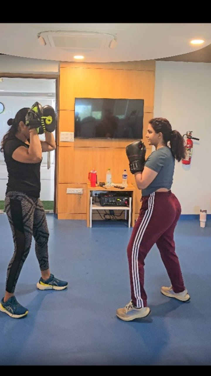 Honey Rose: సినీ నటి హనీ రోజ్ జిమ్ వర్కౌట్స్.. వైరల్ వీడియో