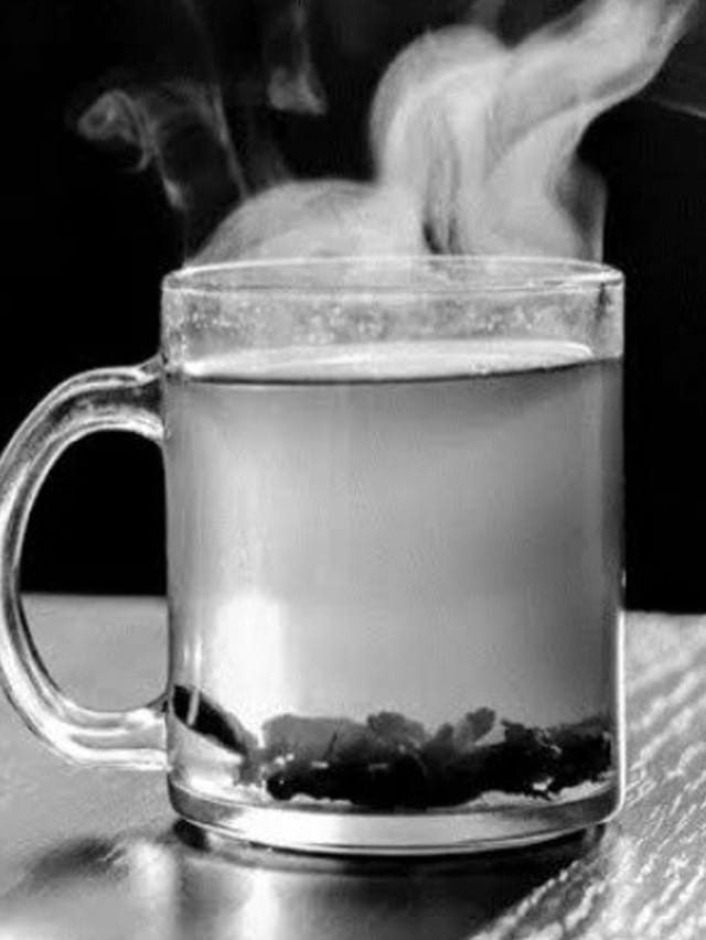 వేడి నీళ్ళు అతిగా తాగేస్తున్నారా? అయితే, డేంజర్లో పడ్డట్టే!