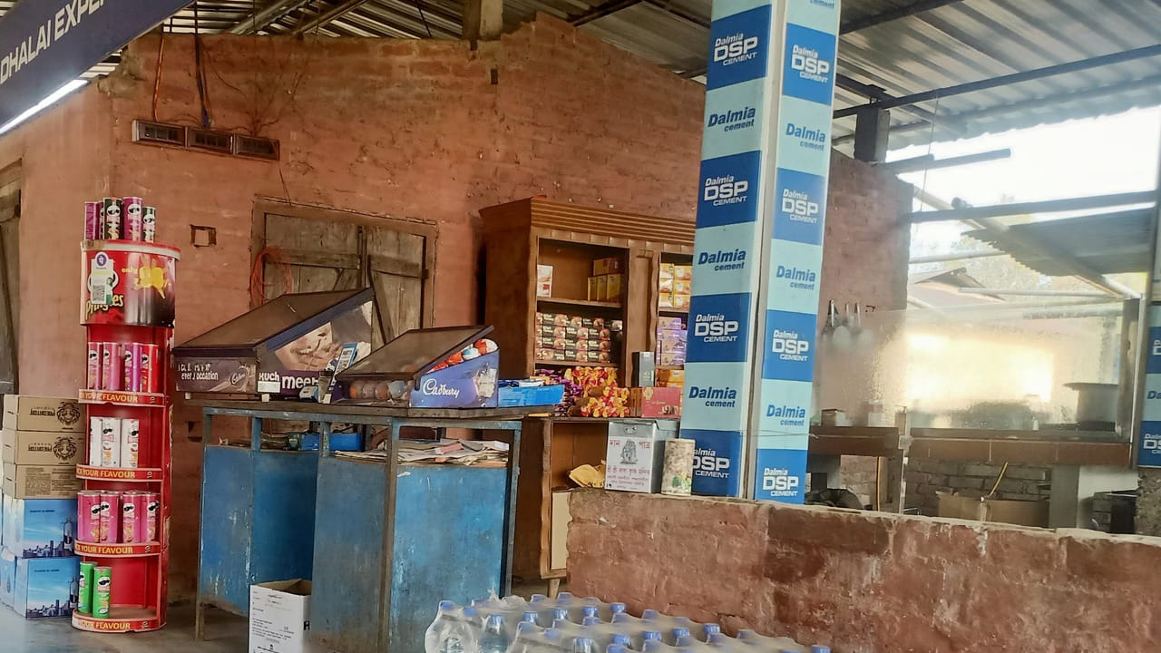 సాధారణంగా ఒకప్పుడు టీ కొట్టు అంటే ఏదో ఒక చెట్టు కింద చిన్న పాక.. లేదా ఏదైనా హోటల్ లో ఒక మూల ఉండేది. కానీ ఇప్పుడు ట్రెండ్ మారింది. టీ తాగడం అనేది ఒక ఎమోషన్ అయిపోయింది. అందుకే టీ స్టాల్స్ యజమానులు కేవలం టీ రుచిపైనే కాకుండా, తమ షాపు పేర్ల మీద కూడా ప్రత్యేక శ్రద్ధ చూపిస్తున్నారు. 
