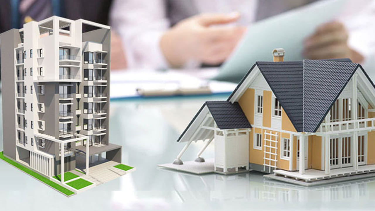 ఆస్తి కొనుగోలు అనేది సగటు మనిషి జీవితంలో ఒక అతిపెద్ద ఆర్థిక లక్ష్యం. అయితే, ఈ ప్రక్రియలో సరైన అవగాహన లేకపోతే జీవితకాల కష్టార్జితం మోసగాళ్ల పాలయ్యే ప్రమాదం ఉంది. న్యాయవాది ఆకుల రమ్య కుమారి అందించిన సూచనల ప్రకారం, ఒక ఆస్తిని కొనేముందు కొనుగోలుదారులు పాటించాల్సిన చట్టపరమైన జాగ్రత్తలు ఇక్కడ ఉన్నాయి.