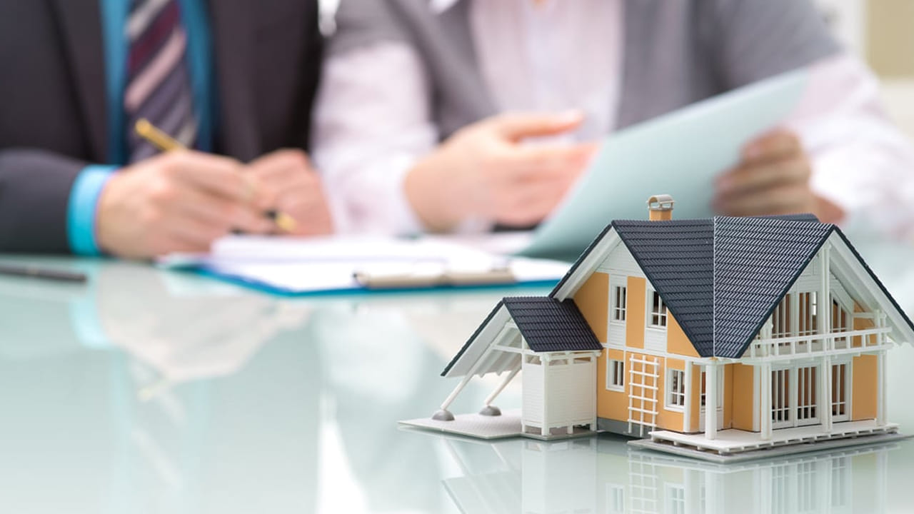 బ్యాంక్ లోన్ మంజూరైతే ఆస్తి డాక్యుమెంట్లు అన్నీ సరిగ్గా ఉన్నాయని భావించడం ఈ రోజుల్లో సరైనది కాదు. ప్రస్తుత ప్రైవేట్ బ్యాంకింగ్ వ్యవస్థలో కేవలం మీ రీపేమెంట్ సామర్థ్యాన్ని బట్టి కూడా లోన్లు ఇస్తున్నారు. అందుకే లోన్ రావడమే ప్రామాణికం అనుకోకుండా, సొంతంగా లేదా న్యాయవాది ద్వారా డాక్యుమెంట్లను వెరిఫై చేయించుకోవాలి. అలాగే ఆస్తిపై కోర్టు కేసులు లేదా స్టే ఆర్డర్లు ఉన్నాయో లేదో తెలుసుకోవడానికి చుట్టుపక్కల ఎంక్వైరీ చేయడం అవసరం. అగ్రిమెంట్ రాసుకునేటప్పుడు ఆస్తిపై ఎటువంటి వివాదాలు లేవని స్పష్టంగా పేర్కొనాలి.