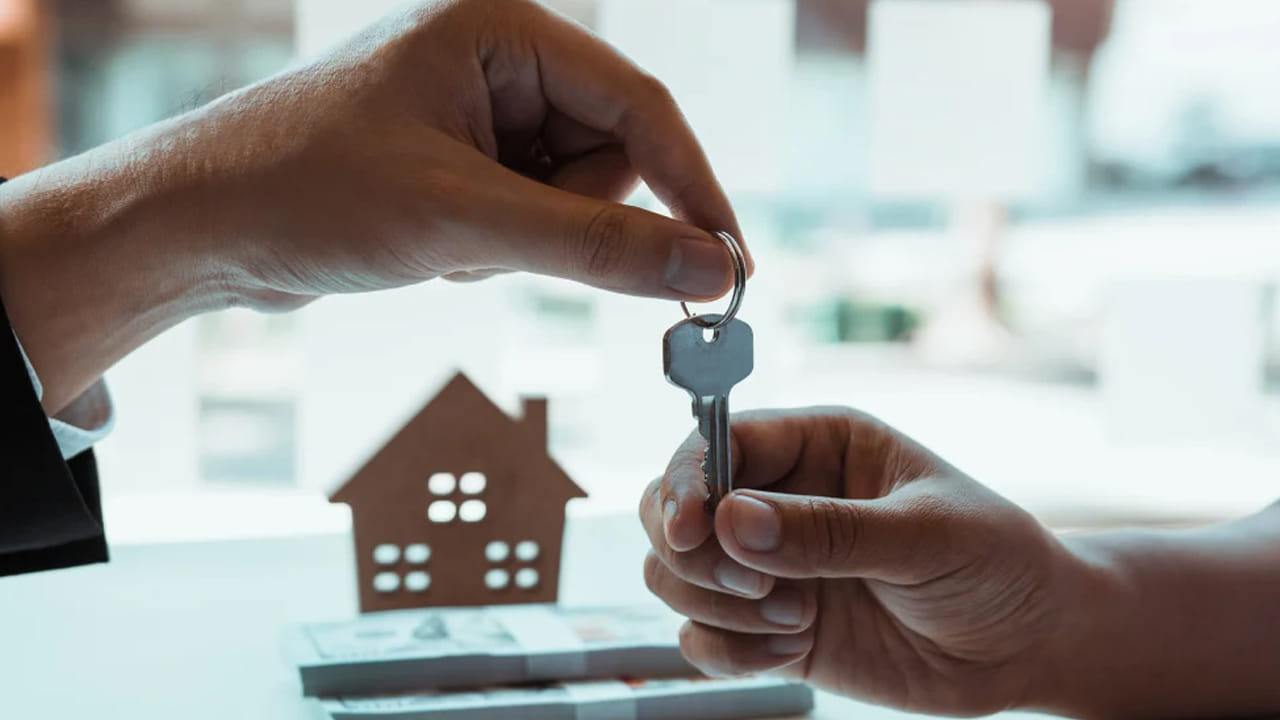 రిజిస్ట్రేషన్ ప్రాపర్టీల విషయంలో కనీసం 30 ఏళ్ల లింక్ డాక్యుమెంట్లను పరిశీలించడం అవసరం. అలాగే ఎన్‌కంబరెన్స్ సర్టిఫికేట్ (EC) ద్వారా ఆస్తి చరిత్రను, గత లావాదేవీలను నిశితంగా తనిఖీ చేయాలి. ఎల్‌ఆర్‌ఎస్‌ (LRS), బీఆర్‌ఎస్‌ (BRS) వంటి అనుమతులు సక్రమంగా ఉన్నాయో లేదో నిర్ధారించుకోవాలి.