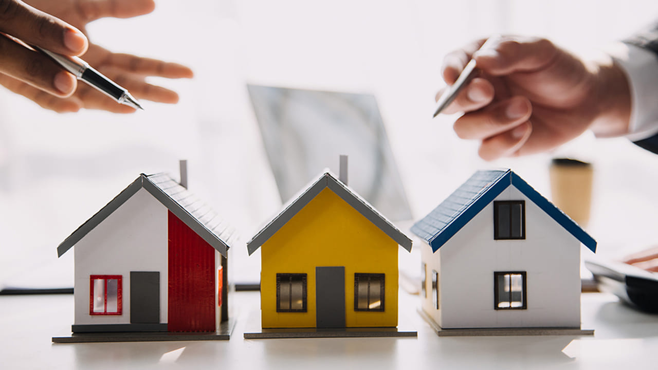 చాలామంది తక్కువ ధరకు వస్తుందని నోటరీ డాక్యుమెంట్లతో కూడిన ఆస్తులను కొనుగోలు చేస్తుంటారు. కేవలం రూ. 100 బాండ్ పేపర్‌పై జరిగే ఇటువంటి లావాదేవీలకు చట్టబద్ధత ఉండదు. ప్రభుత్వం ఎప్పుడైనా ఇటువంటి ఆస్తులను స్వాధీనం చేసుకునే హక్కు కలిగి ఉంటుంది. కాబట్టి, నోటరీ ప్రాపర్టీలను కొనడం అత్యంత ప్రమాదకరమని గుర్తించాలి. 