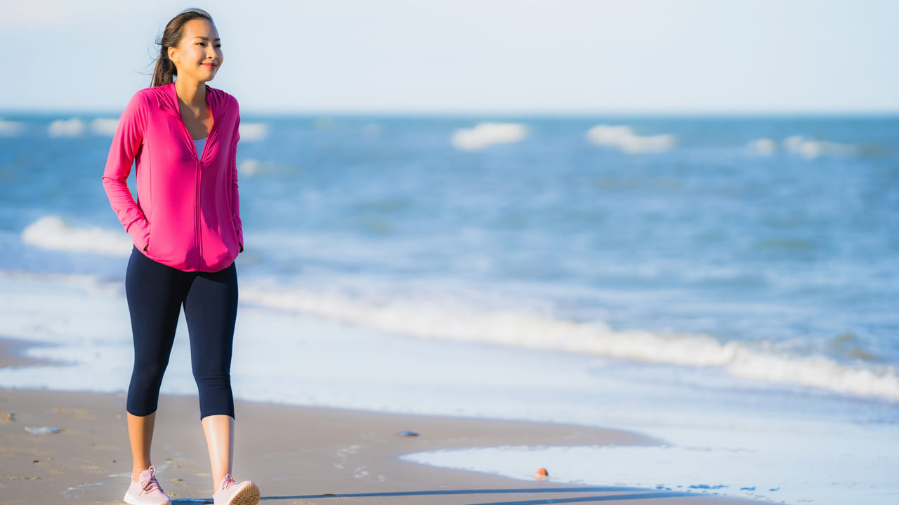 గుండె ఆరోగ్యం: ప్రతిరోజూ నడవడం వల్ల రక్తపోటు నియంత్రణలో ఉంటుంది. ఇది గుండెను ఆరోగ్యంగా ఉంచడమే కాకుండా శరీరంలోని చెడు కొలెస్ట్రాల్‌ను తగ్గించడంలో సహాయపడుతుంది. నడక వల్ల శరీరంలో ఒత్తిడిని తగ్గించే హార్మోన్లు విడుదలవుతాయి. ఇది మానసిక స్థితిని  మెరుగుపరిచి, డిప్రెషన్ వంటి సమస్యల నుండి ఉపశమనం కలిగిస్తుంది.
