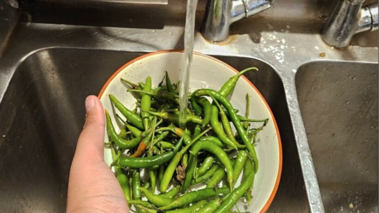 Kitchen Hacks: పచ్చిమిర్చి కడిగేప్పుడు ఈ తప్పులు అస్సలు చేయకండి.. లేదంటే తిన్నా వేస్టే!