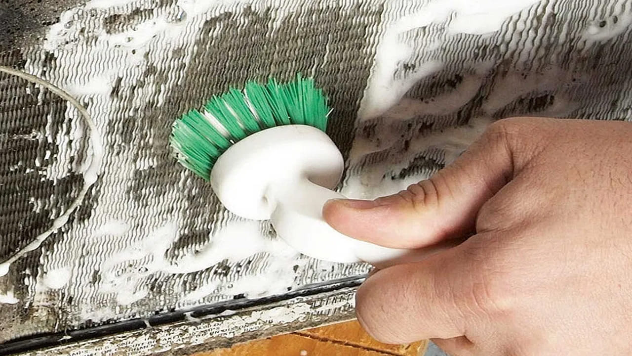 ప్రిపరేషన్ - డస్టింగ్: ముందుగా కూలర్‌ను ఆరుబయట ప్రదేశానికి తరలించండి. ఎలక్ట్రిక్ షాక్ తగలకుండా ప్లగ్ తొలగించండి. బయట ఉన్న దుమ్మును పొడి గుడ్డతో తుడవండి. లోపల పేరుకుపోయిన సాలెగూళ్లు, ధూళిని చిన్న చీపురుతో ఊడ్చివేయండి. కూలర్ గాలి చల్లదనం ప్యాడ్లపైనే ఆధారపడి ఉంటుంది. ప్యాడ్లను జాగ్రత్తగా బయటకు తీసి, ప్రెషర్ ఉన్న నీటితో కడగండి. ఒక బకెట్ నీటిలో రెండు కప్పుల వెనిగర్ లేదా కొంచెం నిమ్మరసం కలిపి, అందులో ప్యాడ్లను 10-15 నిమిషాలు నానబెట్టండి. ఇది మొండిగా ఉన్న బ్యాక్టీరియాను, చెడు వాసనను పూర్తిగా తొలగిస్తుంది. 