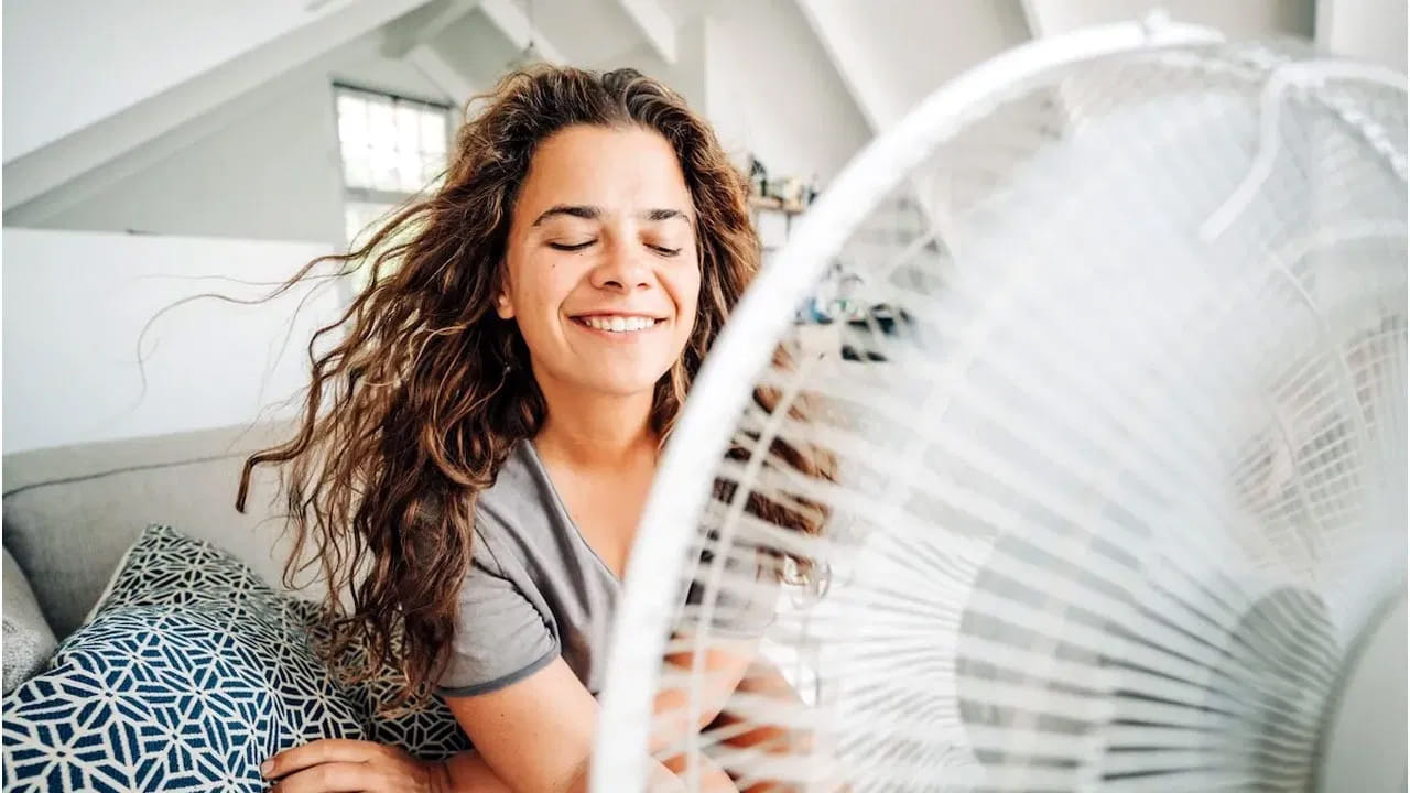 గాలి ప్రసరణ ముఖ్యం: పగటిపూట ఎండ తీవ్రత ఎక్కువగా ఉన్నప్పుడు కిటికీలు, కర్టెన్లు పూర్తిగా మూసివేయండి. దీనివల్ల బయటి వేడి గాలి లోపలికి రాదు. సాయంత్రం వేళల్లో బయటి వాతావరణం చల్లబడ్డాక కిటికీలు తెరిచి, బయటి చల్లని గాలి లోపలికి వచ్చేలా ఫ్యాన్ దిశను సర్దుబాటు చేయండి.
