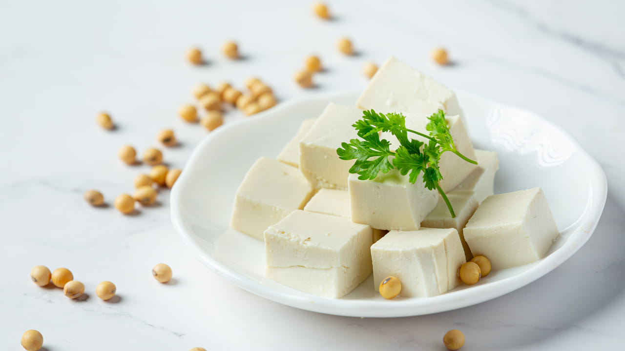 చాలా మంది హోటళ్లు, రెస్టారెంట్లు, స్థానిక మార్కెట్లలో మనం చూసేది అసలైన పనీర్ కాదు. దీనిని సాంకేతిక భాషలో డైరీ అనలాగ్ అని పిలుస్తారు. లాభాల కోసం కక్కుర్తి పడే కొందరు వ్యాపారులు పాలకు బదులుగా వీటిని వాడుతున్నారు. స్వచ్ఛమైన పనీర్‌ను పాలను విరగ్గొట్టి, ఆ గడ్డను వడకట్టి తయారు చేస్తారు. ఇందులో ప్రోటీన్, కాల్షియం సమృద్ధిగా ఉంటాయి. 
