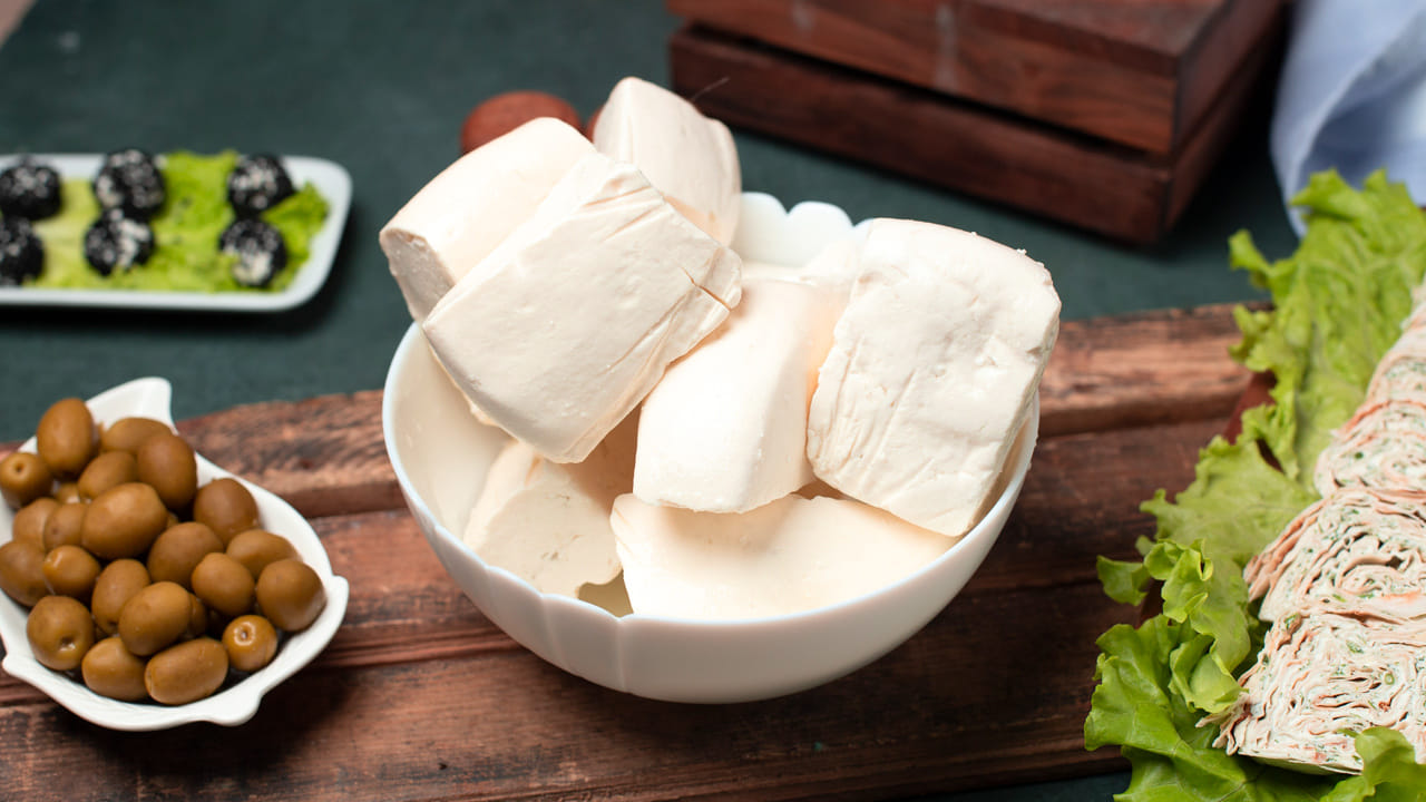 తక్కువ ధరకు దొరుకుతోందా?: మార్కెట్ ధర కంటే చాలా తక్కువ ధరకు పనీర్ లభిస్తుందంటే అది ఖచ్చితంగా డైరీ అనలాగ్ అయ్యే అవకాశం ఉంది. ఆహార భద్రతా నిబంధనల ప్రకారం.. నూనెతో చేసిన ఉత్పత్తులను పనీర్ అని అమ్మడం నేరం. ప్యాకెట్ కొనే ముందు లేబుల్‌పై 100శాతం స్వచ్చమైన పాలు అని ఉందో లేదో తనిఖీ చేయండి. డబ్బు ఆదా కోసం కల్తీ పనీర్ కొని హాస్పిటల్ పాలయ్యే కంటే కాస్త ఎక్కువ ధరైనా స్వచ్ఛమైన పనీర్ వాడటం ఉత్తమం. వీలైతే ఇంట్లోనే పాలను విరగ్గొట్టి తాజా పనీర్‌ను తయారు చేసుకోవడం మీ కుటుంబ ఆరోగ్యానికి అత్యంత క్షేమకరం.
