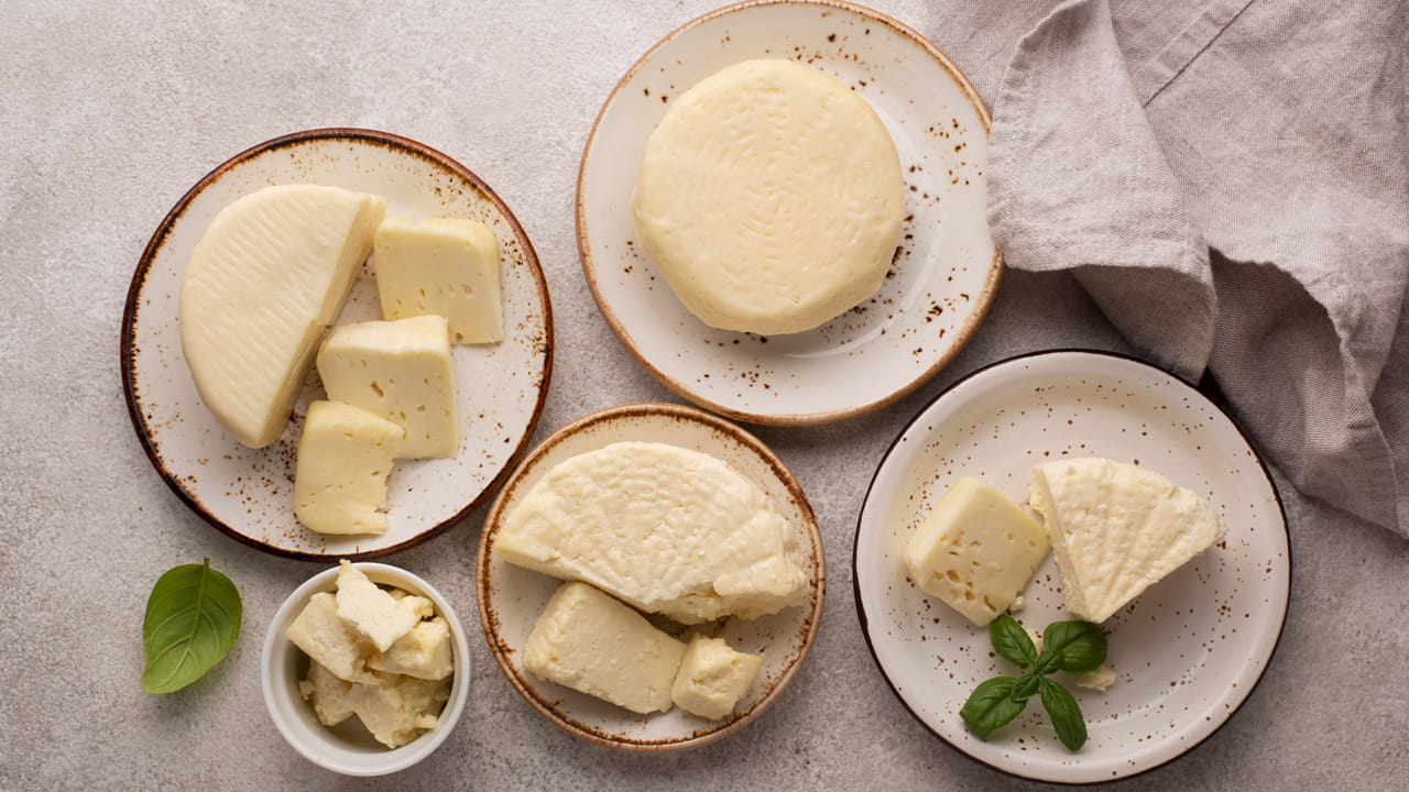 నకిలీ పనీర్‌ను తయారు చేయడానికి అస్సలు పాలను వాడరు. తక్కువ నాణ్యత గల పాలపొడిని తీసుకుని, అందులో పామాయిల్ లేదా సోయాబీన్ నూనెను భారీగా కలుపుతారు. ఆ మిశ్రమం గడ్డకట్టడానికి హైడ్రోజనేటెడ్ ఫ్యాట్స్, ప్రమాదకరమైన స్టెబిలైజర్లను ఉపయోగిస్తారు. చూడటానికి అచ్చం పనీర్‌లాగే మెరుస్తూ ఉంటుంది కానీ ఇది కేవలం నూనె గడ్డ మాత్రమే.. 
