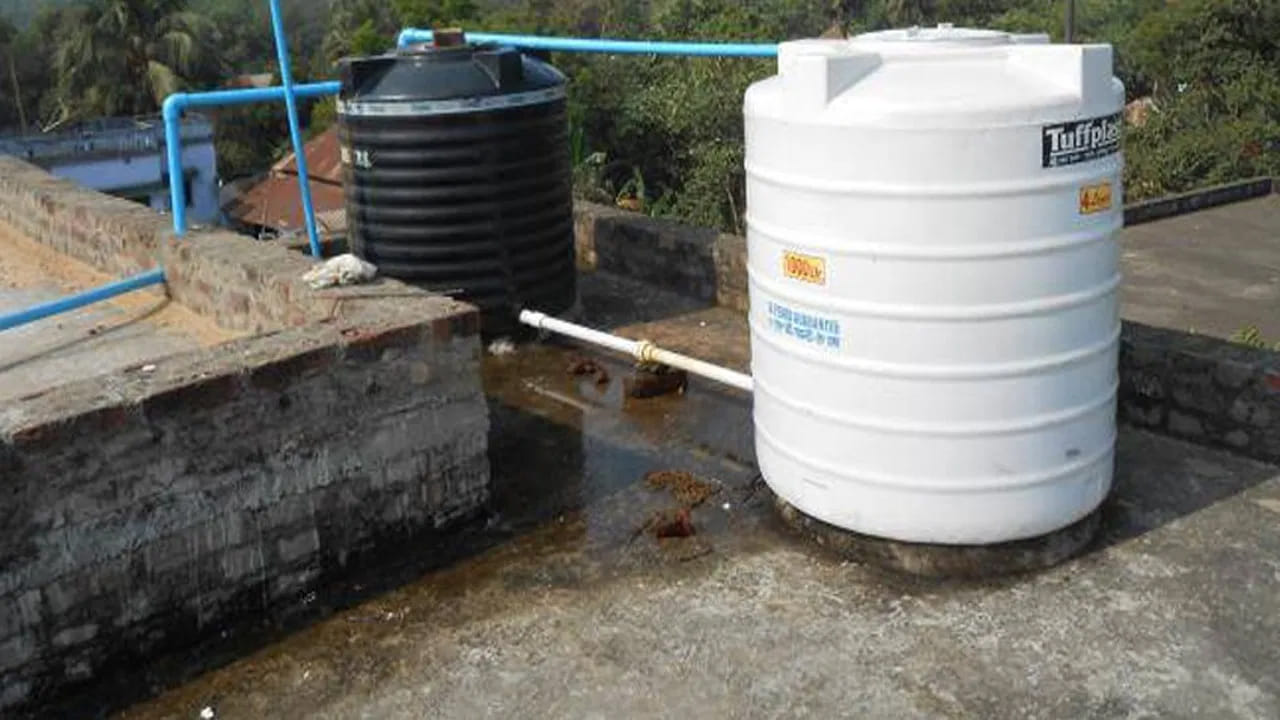 గోనె సంచుల సహజ సిద్ధ కూలింగ్: పాత కాలంలో నీటి కుండల చుట్టూ తడి బట్టలు చుట్టేవారు, అదే సూత్రాన్ని ఇక్కడ వాడాలి. పాత గోనె సంచులను సేకరించి, వాటిని నీటిలో బాగా తడిపి ట్యాంక్ చుట్టూ చుట్టండి. దీనిపై ఒక గట్టి తాడుతో కట్టండి. ఉదయం, మధ్యాహ్నం ఈ సంచులపై కొద్దిగా నీటిని చిలకరిస్తే చాలు.. గాలి తగిలినప్పుడు ఆ నీరు ఆవిరవుతూ, లోపల ఉన్న నీటిని ఐస్‌లా చల్లగా ఉంచుతుంది.
