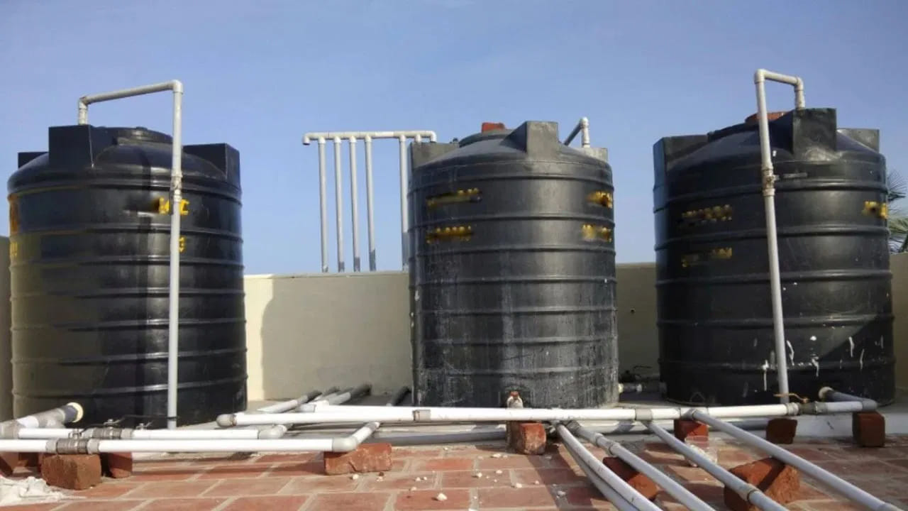 పైపుల ఇన్సులేషన్ మర్చిపోకండి: చాలా మంది ట్యాంకును చల్లబరుస్తారు కానీ పైపులను వదిలేస్తారు. పైపుల్లో ఉండే నీరు ఎండకు వేడెక్కి, ట్యాంక్ లోని చల్లటి నీరు బయటకు వచ్చేలోపు మళ్లీ వేడెక్కుతుంది. ట్యాంక్ నుండి బాత్రూమ్ వరకు వచ్చే పైపుల చుట్టూ పాత బట్టలు లేదా ఫోమ్ పైపులను చుట్టండి. దీనివల్ల పైపుల్లో నీరు వేడెక్కదు. మండుతున్న వేసవిలో ఆ నీరు మనకు ఉపశమనాన్ని ఇవ్వాలి కానీ ఇబ్బందిని కాదు. కాబట్టి ఈ చిట్కాలు ఫాలో అవ్వండి..
