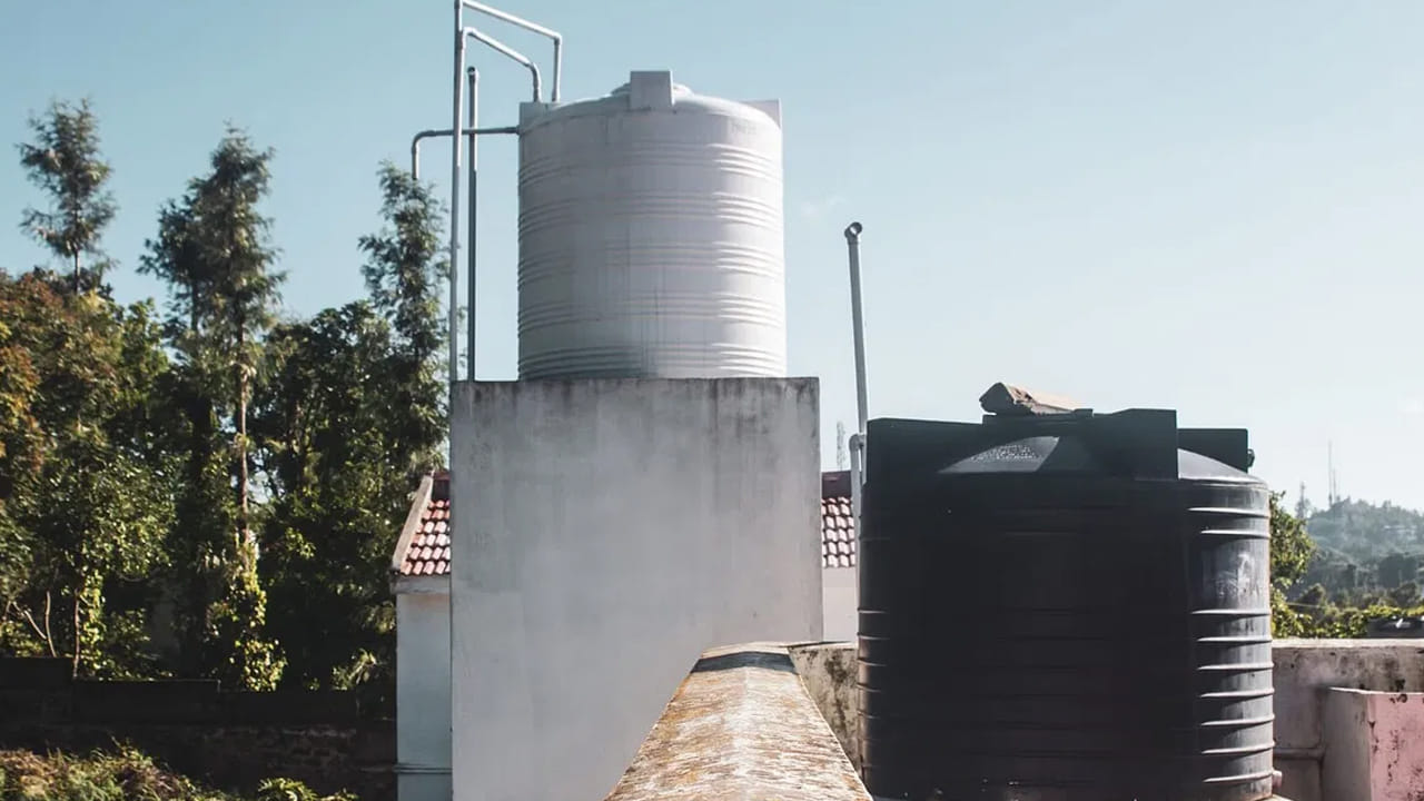 ఇన్సులేషన్.. ఇంటి వద్దే సిద్ధం చేసుకోండి: ఖరీదైన ఇన్సులేషన్ కిట్లు కొనక్కర్లేదు. థర్మోకోల్ లేదా బబుల్ ర్యాప్ అద్భుతంగా పనిచేస్తాయి. ఏదైనా ఎలక్ట్రానిక్ వస్తువులు కొన్నప్పుడు వచ్చే థర్మోకోల్ షీట్లను ట్యాంక్ చుట్టూ అతికించి, దానిపై ప్లాస్టిక్ కవర్ కట్టండి. ఇది బయటి వేడి లోపలికి వెళ్లకుండా థర్మోస్ ఫ్లాస్క్‌లా పనిచేస్తుంది. దీనివల్ల నీటి ఉష్ణోగ్రత స్థిరంగా ఉంటుంది.
