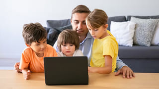 వేసవి సెలవుల్లో మీ పిల్లలు మొబైల్‌కే అతుక్కుపోతున్నారా? ఈ చిట్కాలతో వారిని మార్చండి!