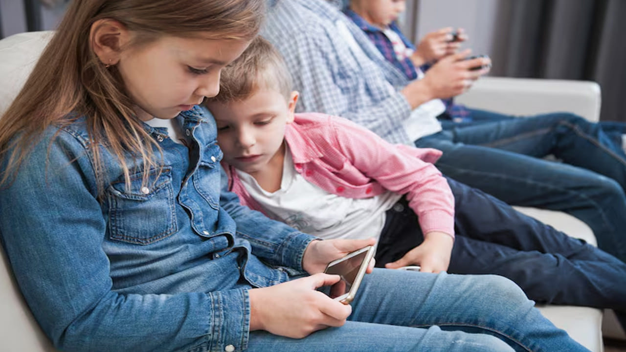 డిజిటల్ ప్రపంచం నుండి పిల్లలను పూర్తిగా దూరం చేయడం సాధ్యం కాకపోవచ్చు. కానీ. దానిని పరిమితం చేయడం మన చేతుల్లోనే ఉంది. అన్నింటికంటే ముఖ్యంగా తల్లిదండ్రులు కూడా పిల్లల ముందు మొబైల్ వాడకాన్ని తగ్గించి వారికి ఆదర్శంగా ఉండాలి. ఈ చిట్కాలను పాటించడం ద్వారా ఈ వేసవిని మీ పిల్లలకు గుర్తుండిపోయేలా మార్చవచ్చు.