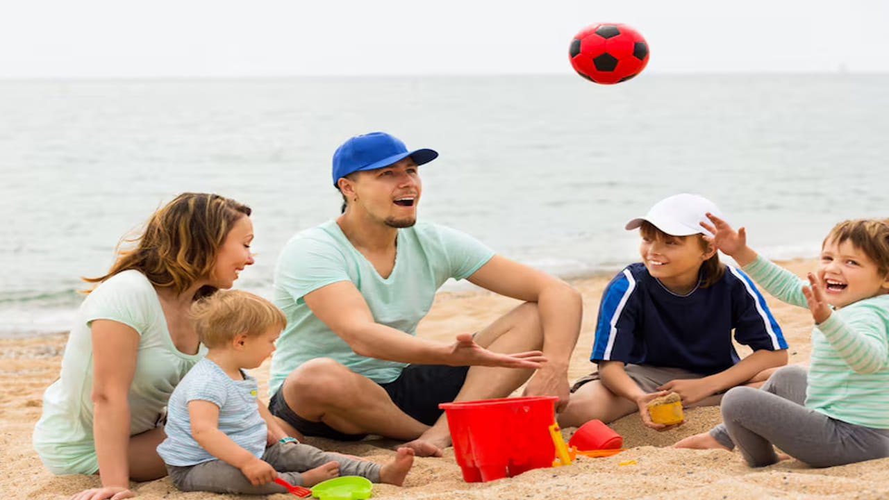 బోర్డ్ గేమ్స్, అవుట్ డోర్ గేమ్స్: సాయంత్రం వేళల్లో క్యారమ్స్, చెస్ వంటి బోర్డ్ గేమ్స్ ఆడించండి. ఎండ తగ్గిన తర్వాత బయట స్నేహితులతో కలిసి ఆడుకునేలా ప్రోత్సహించండి. శారీరక శ్రమ వల్ల పిల్లలు ఆరోగ్యంగా ఉంటారు.