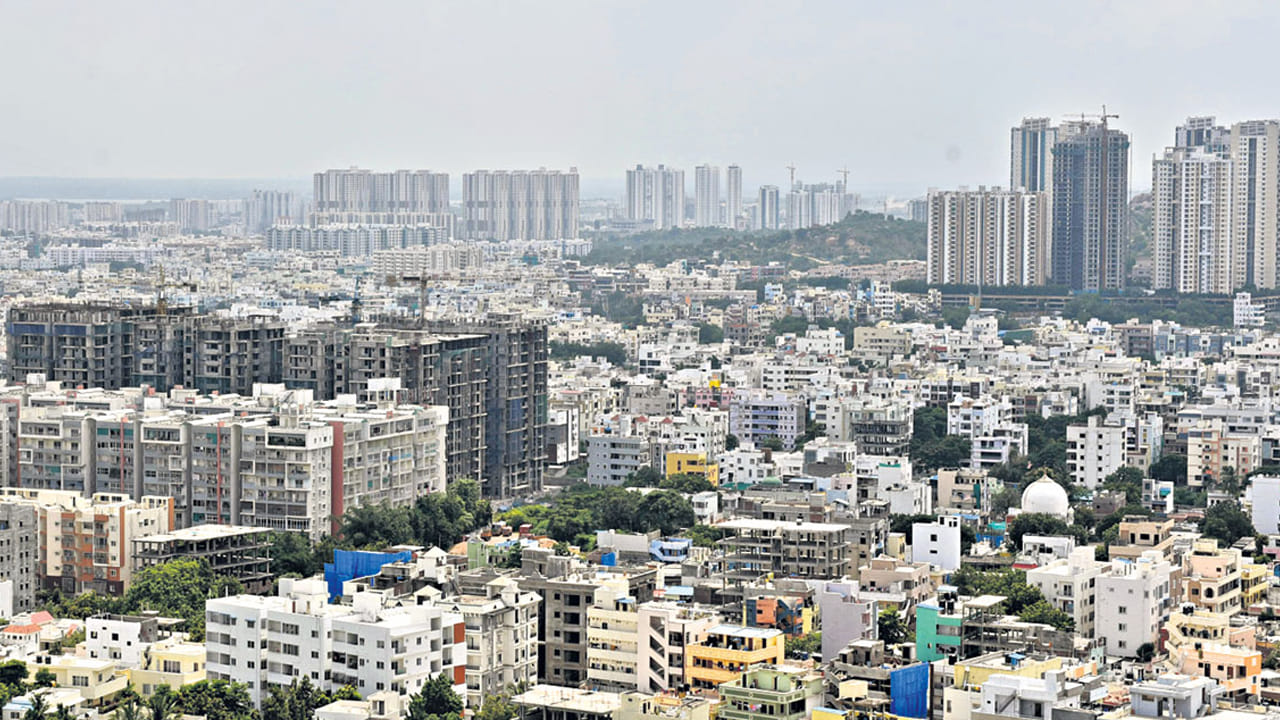 Hyderabad: హైదరాబాద్‌లో ఇల్లు కొంటున్నారా.? ఇవి తెలియకపోతే మీ జేబుకు చిల్లే