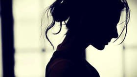 పోలీసులనే బురిడీ కొట్టించిన మహిళా ఖైదీ.. వాష్ రూమ్‌కి వెళ్లి..