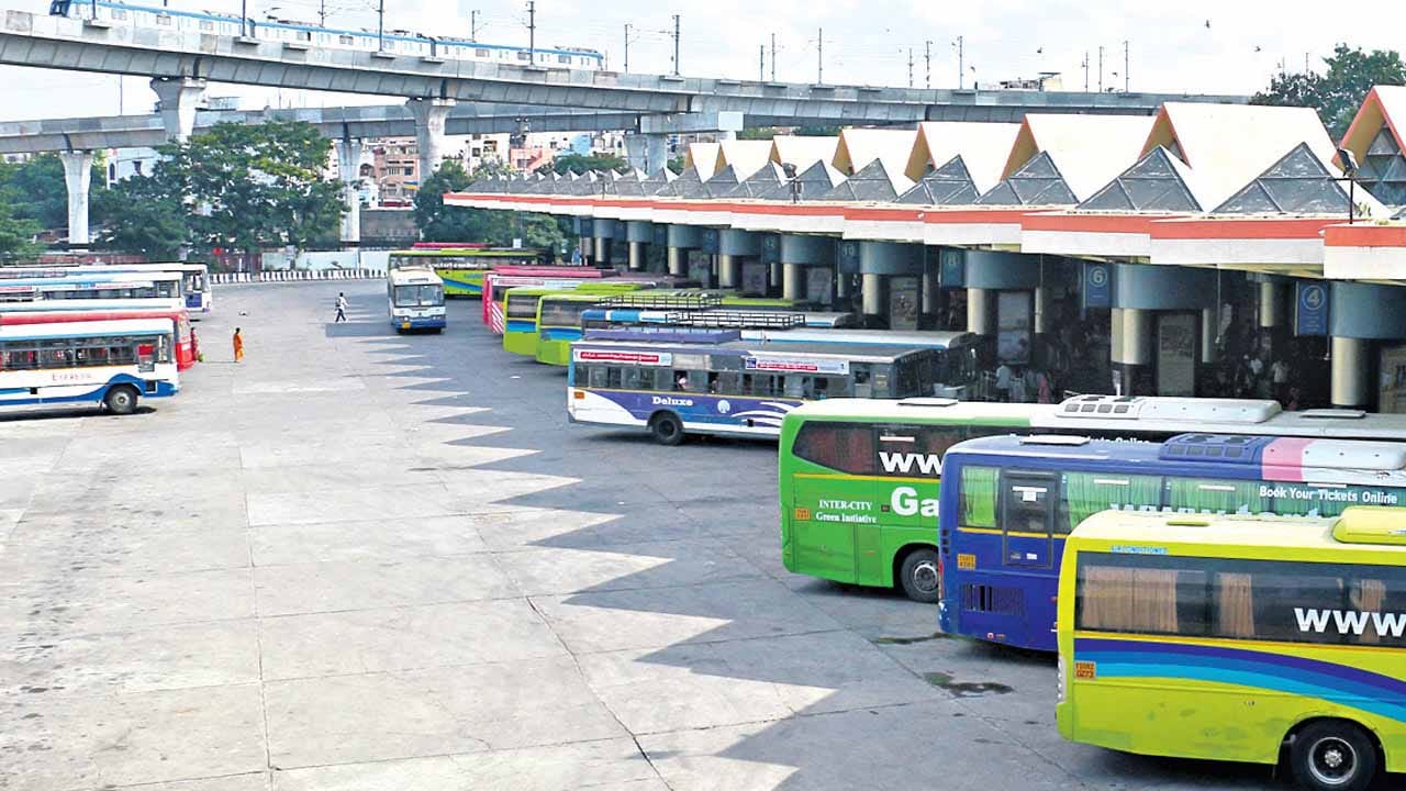  Hyderabad New Mega Bus Terminal: భాగ్యనగరం రోజురోజుకూ విస్తరిస్తోంది. ఐటీ రంగం, పారిశ్రామికాభివృద్ధి వల్ల జనాభా పెరగడంతో పాటు ఇతర రాష్ట్రాల నుంచి వచ్చే వాహనాల సంఖ్య కూడా భారీగా పెరిగింది. ప్రస్తుతం నగరంలోని మహాత్మా గాంధీ బస్ స్టేషన్ (MGBS), జూబ్లీ బస్ స్టేషన్ (JBS)లపై ఒత్తిడి విపరీతంగా ఉంది. దీనిని దృష్టిలో ఉంచుకుని, శివారు ప్రాంతాల్లో శాటిలైట్ టెర్మినల్స్‌ను అభివృద్ధి చేయాలని ప్రభుత్వం నిర్ణయించింది. ఇందులో భాగంగానే గాజులరామారంలో 100 ఎకరాల ప్రభుత్వ భూమిని మేడ్చల్-మల్కాజిగిరి జిల్లా కలెక్టర్ ఇటీవల ఆర్టీసీకి కేటాయించారు. 
