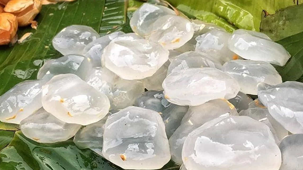 జాగ్రత్తలు: చాలామంది తాటి ముంజలపై ఉండే పైన సన్నని పొరను తీసి తింటారు. కానీ, ఆ పొరలోనే అధిక పోషకాలు, ఫైబర్ ఉంటాయని నిపుణులు చెబుతున్నారు. ముంజలు మరీ ముదిరిపోకముందే తింటే ఆరోగ్యానికి మరింత శ్రేయస్కరం. కృత్రిమ శీతల పానీయాల కంటే ప్రకృతి సిద్ధంగా లభించే తాటి ముంజలను తీసుకోవడం వల్ల ఆరోగ్యంతో పాటు రోగనిరోధక శక్తి కూడా పెరుగుతుంది. ఈ వేసవిలో మీ డైట్లో వీటిని తప్పకుండా భాగం చేసుకోండి.