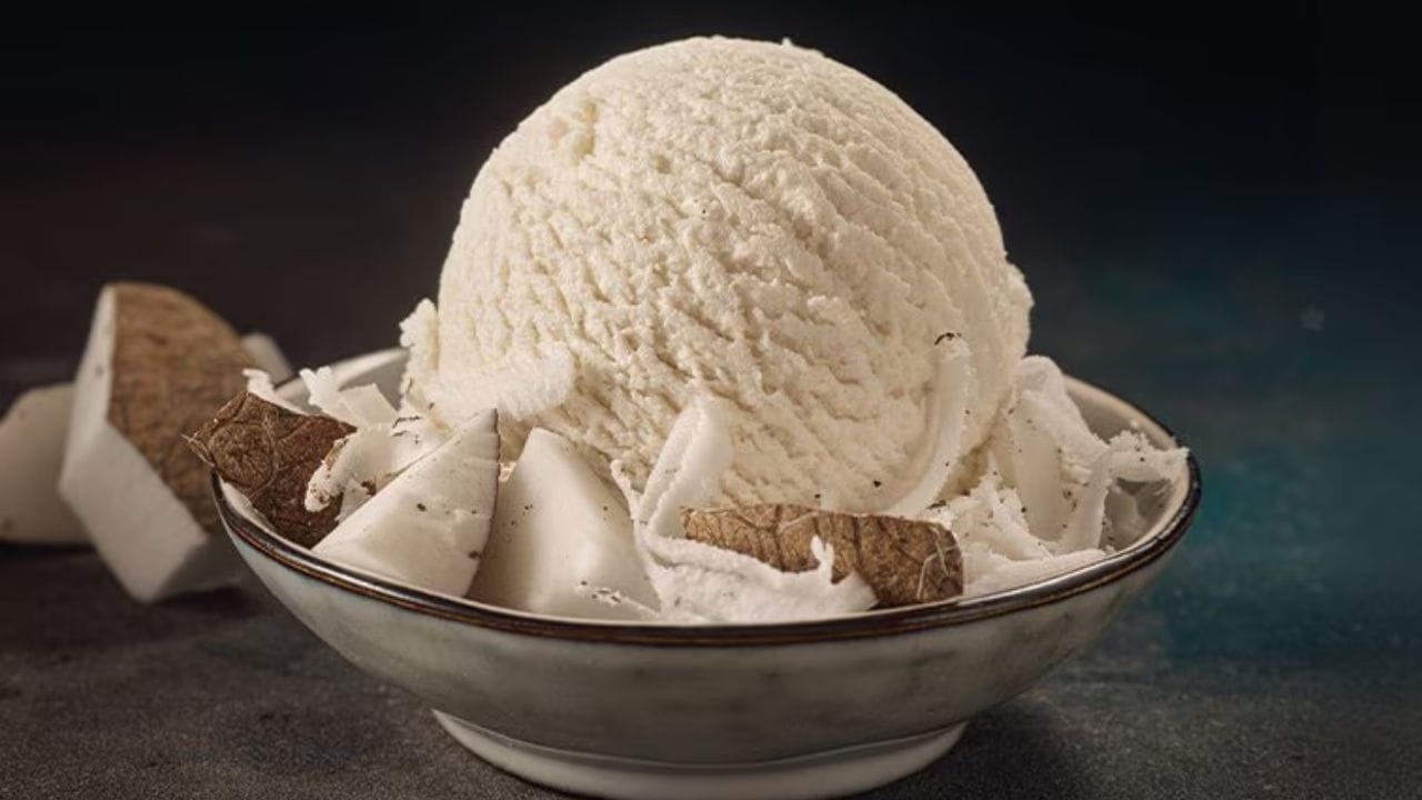 వేసవి తాపాన్ని తగ్గించుకుంటూనే, ఆరోగ్యాన్ని కాపాడుకోవాలనుకునే వారికి 'నో షుగర్ ఐస్‌క్రీమ్' ఒక అద్భుతమైన ఎంపిక. బయట దొరికే ఐస్‌క్రీముల్లో చక్కెర, ప్రిజర్వేటివ్స్ ఎక్కువగా ఉంటాయి. కానీ ఇంట్లోనే సహజమైన తీపితో చేసుకునే ఈ ఐస్‌క్రీములు రుచికి రుచి, ఆరోగ్యానికి ఆరోగ్యం లభిస్తుంది. కాబట్టి ఈ వేసవిలో మీరు గిల్ట్-ఫ్రీగా ఎంజాయ్ చేయగల కొన్ని హెల్తీ ఐస్‌క్రీమ్ రెసిపీలు ఇక్కడ ఉన్నాయి అవేంటి వాటిని సింపుల్‌గా ఇంటల్లో ఎలా తయారు చేసుకోవాలో చూద్దాం