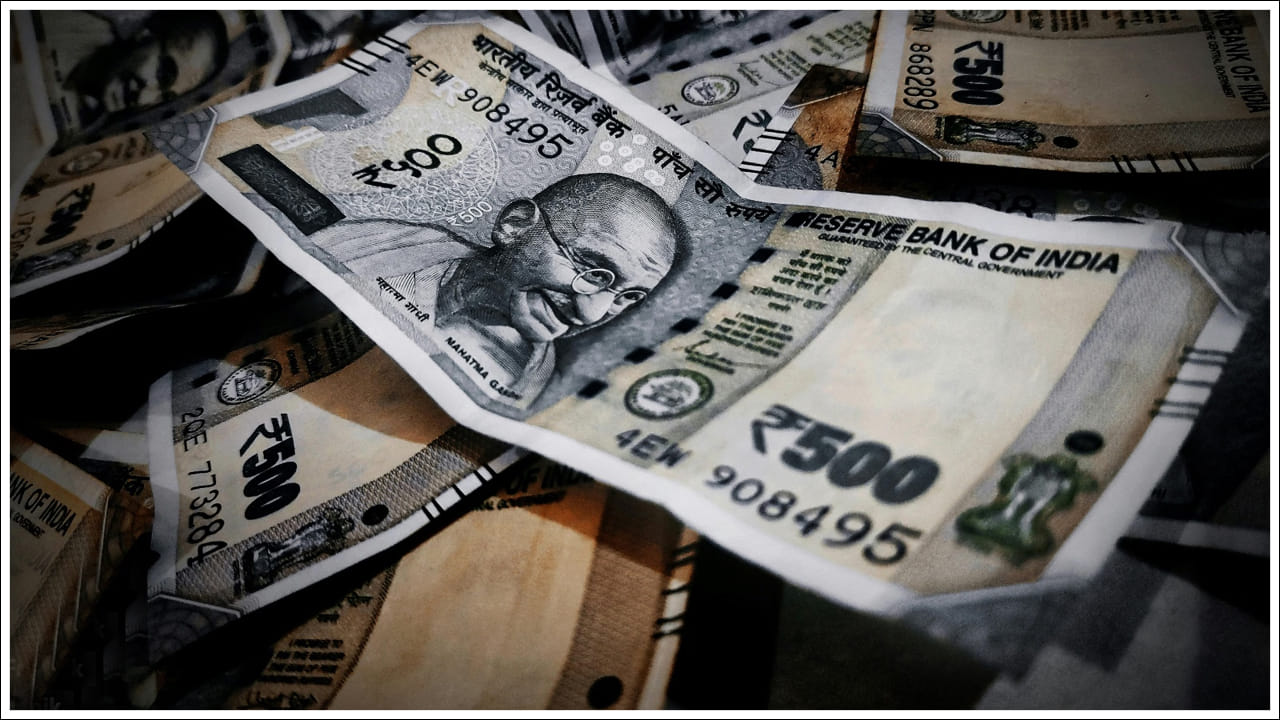  సంపాదన గణన: ఇప్పుడు ఐస్ క్యూబ్ వ్యాపారం నుండి వచ్చే అంచనా సంపాదనను అర్థం చేసుకుందాం. మీరు ఈ వ్యాపారాన్ని ప్రారంభంలో రెండు లక్షల రూపాయల పెట్టుబడితో ప్రారంభిస్తే, ప్రతి నెలా 30 వేల రూపాయల వరకు సంపాదించవచ్చు మరియు పెళ్లిళ్లు లేదా ఇతర ఈవెంట్లలో పెరుగుతున్న డిమాండ్‌తో, మీరు మీ సంపాదనను నెలవారీ 50,000 రూపాయల వరకు పెంచుకోవచ్చు. సాధారణంగా, మార్కెట్‌లో ఒక కిలో ఐస్ క్యూబ్ ప్యాకెట్ ధర 40 నుండి 50 రూపాయలు ఉంటుంది మరియు ఇది ఆన్‌లైన్‌లో కూడా పెద్ద సంఖ్యలో అమ్ముడవుతుంది. మరో ముఖ్యమైన విషయం ఏమిటంటే, ఐస్ క్యూబ్‌లను అమ్మడానికి మీరు ఎక్కడికీ వెళ్లనవసరం లేదు. దానికి బదులుగా, మీ ఫ్యాక్టరీ ఉన్న ప్రాంతానికే కొనుగోలుదారులు తరలివస్తారు. మీరు మీ ఐస్‌ను ఐస్ క్రీమ్ షాపులు, హోటళ్లు, రెస్టారెంట్లు, పండ్ల దుకాణాలు, కూరగాయల వ్యాపారులకు సులభంగా సరఫరా చేయవచ్చు. 