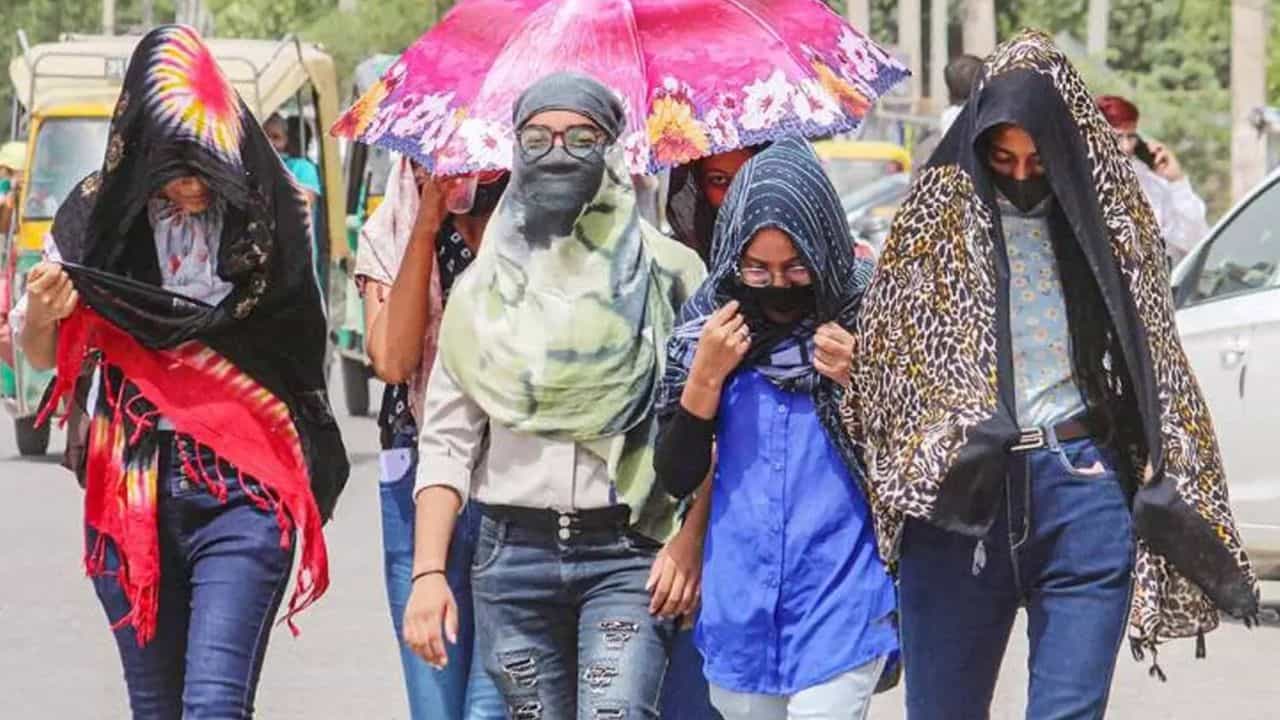 దాహం వేసినా వేయకపోయినా నీరు తాగాలని ఓఆర్ఎస్, నిమ్మరసం, మజ్జిగ వంటివి తీసుకోవడం ద్వారా డీహైడ్రేషన్ను నివారించవచ్చని సూచిస్తున్నారు. వృద్ధులు, చిన్నపిల్లలు, గర్భిణీలు, బయట పని చేసేవారు ప్రత్యేక జాగ్రత్తలు తీసుకోవాలని సూచిస్తున్నారు..తలనొప్పి, మూర్ఛ, వాంతులు, శరీరం వేడెక్కడం వంటి హీట్ స్ట్రోక్ లక్షణాలు ఉంటే వెంటనే వైద్యుడిని సంప్రదించాలని సూచిస్తున్నారు