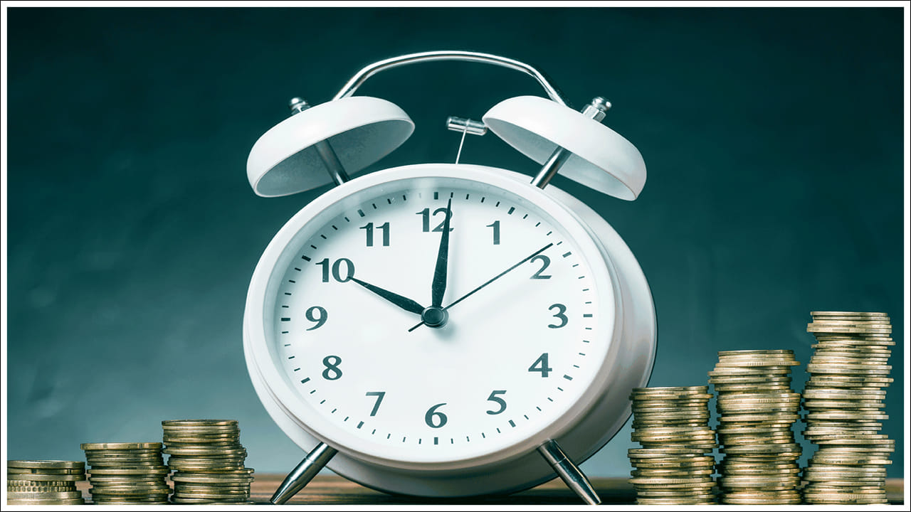  హామీ ఇచ్చిన రిటర్న్‌ల లక్షణాలు: ఈ పథకం అతిపెద్ద బలం దాని హామీతో కూడిన రాబడులు. స్టాక్ మార్కెట్ లేదా మ్యూచువల్ ఫండ్లలా కాకుండా, ఇది హెచ్చుతగ్గుల ప్రమాదాన్ని ఎదుర్కోదు. అందువల్ల తమ డబ్బు భద్రతకు ప్రాధాన్యత ఇచ్చేవారికి ఇది ఒక మంచి ఎంపిక. ఈ పథకంలో పెట్టుబడి పెట్టడం చాలా సులభం. ఏ భారత పౌరుడైనా తమ సమీపంలోని పోస్ట్ ఆఫీసులో ఖాతా తెరవవచ్చు.