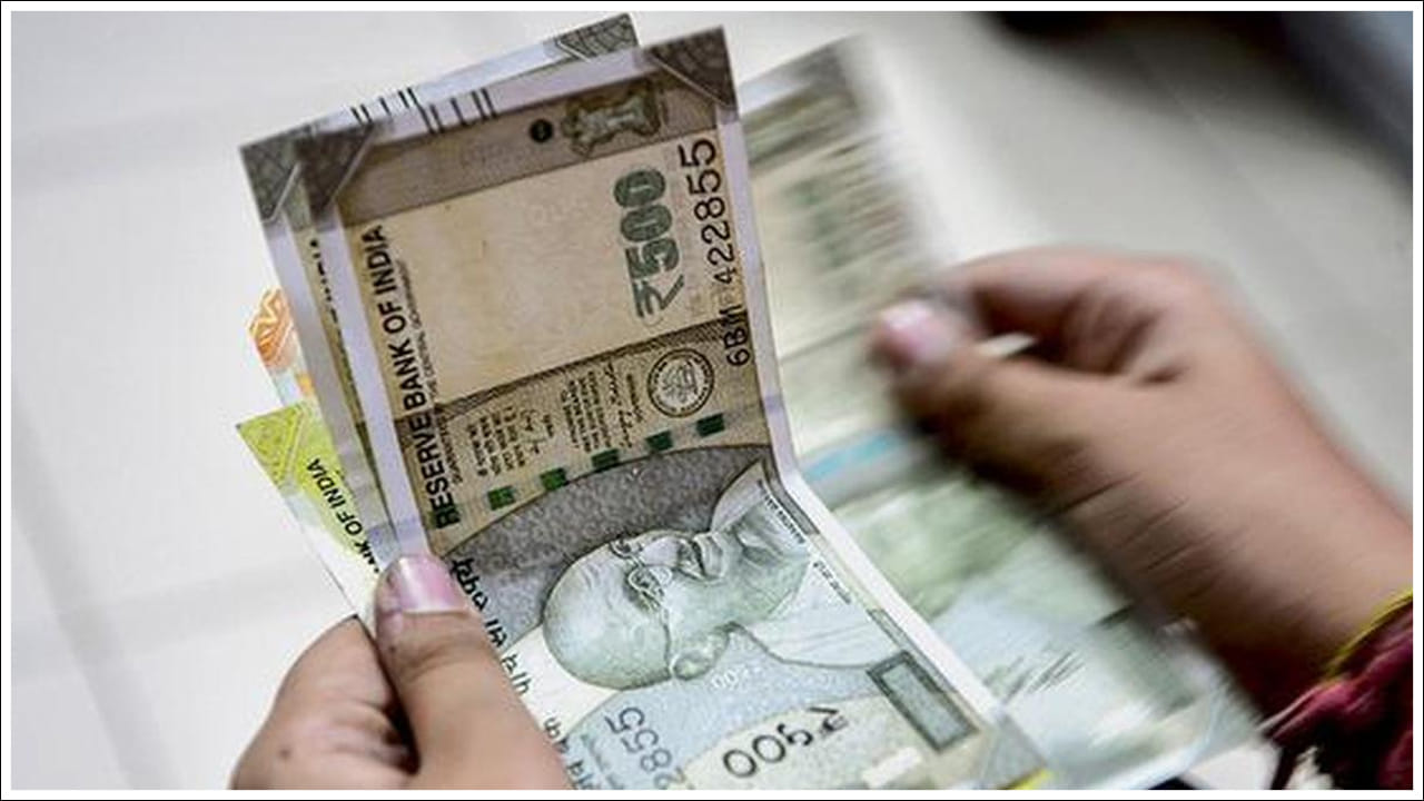  కనీస పెట్టుబడి: రూ.1,000, ఆ తర్వాత రూ.1,000 గుణిజాలలో పెట్టుబడి పెట్టండి. ఇందులో గరిష్ట పెట్టుబడి పరిమితి అంటూ ఏమిలేదు. ఒకటి లేదా అంతకంటే ఎక్కువ మంది నామినీలను జోడించే సౌకర్యం ఉంది. మీకు అవసరమైనప్పుడు డబ్బు విత్‌డ్రా చేసుకోవచ్చు. మీకు అకస్మాత్తుగా డబ్బు అవసరమైతే, ఆరు నెలల తర్వాత మీరు ముందస్తు ఉపసంహరణ సౌకర్యాన్ని పొందవచ్చు. వడ్డీ రేటు కొద్దిగా మారినప్పటికీ ఇది అత్యవసర పరిస్థితుల్లో చాలా ఉపయోగకరంగా ఉంటుంది.