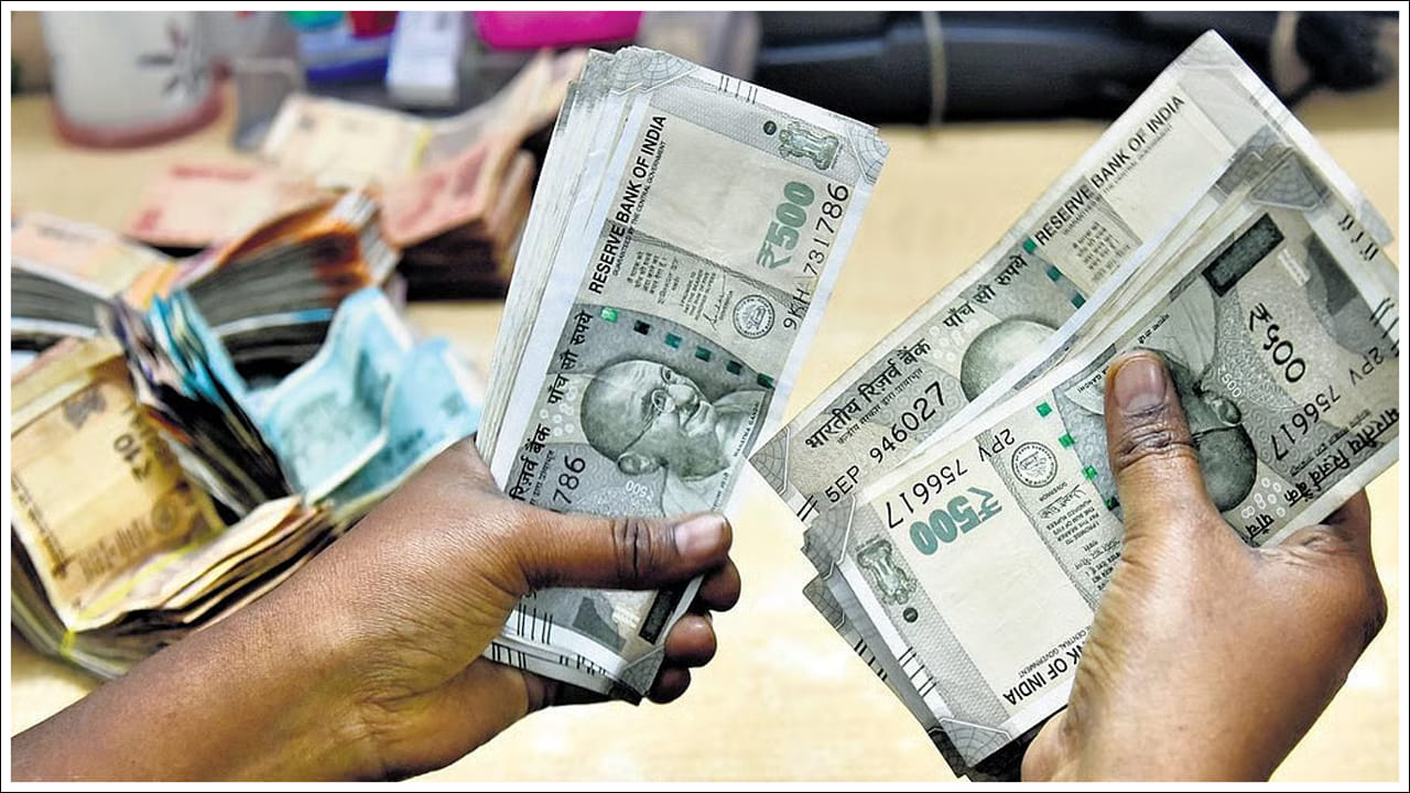  Personal Finance: ఎలాంటి రిస్క్ లేకుండా స్థిరమైన, నిలకడైన రాబడిని కోరుకునే పెట్టుబడిదారులకు ఇండియా పోస్ట్ టైమ్ డిపాజిట్ (TD) పథకం ఒక అద్భుతమైన ఎంపిక. ఈ పథకం బ్యాంకు ఎఫ్‌డీ లాగా పనిచేస్తుంది. అలాగే ముఖ్యంగా మధ్యతరగతి ప్రజలు, సీనియర్ సిటిజన్లు, అలాగే సురక్షితమైన పెట్టుబడులను కోరుకునే వారిలో ఇది బాగా ప్రాచుర్యం పొందింది.