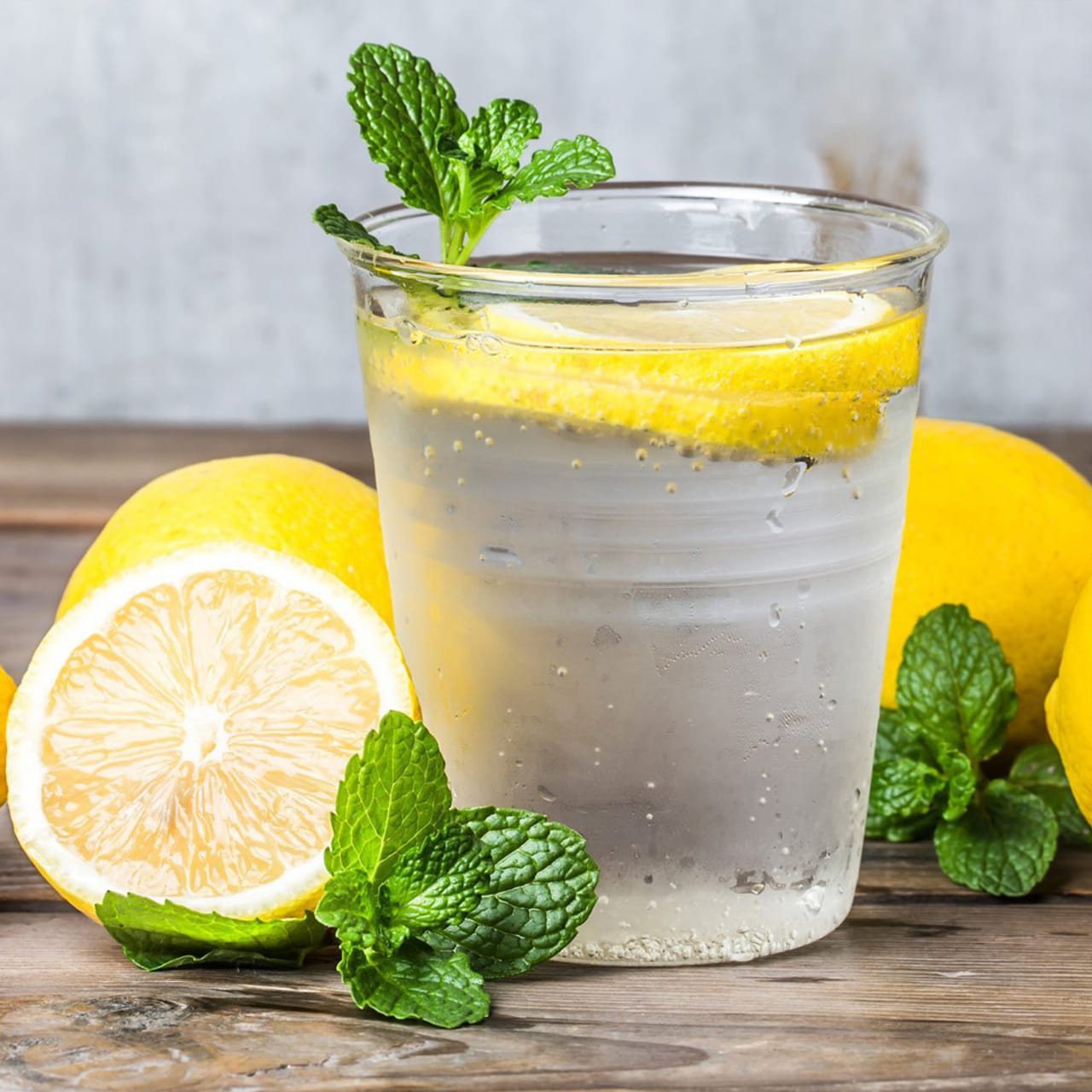 రోజును నిమ్మరసంతో ప్రారంభించడం మంచిది. ఒక నిమ్మకాయలో సగం భాగం ఖర్చు సుమారు రెండున్నర రూపాయలు మాత్రమే. నిమ్మరసంలోని విటమిన్ సి తెల్ల రక్త కణాల ఉత్పత్తిని పెంచి రోగనిరోధక శక్తిని బలోపేతం చేస్తుంది. ఇది శరీరంలోని టాక్సిన్స్ను తొలగించి, జీవక్రియను వేగవంతం చేస్తుంది. విటమిన్ సి నశించకుండా ఉండటానికి నిమ్మరసాన్ని గోరువెచ్చని నీటిలో మాత్రమే కలపాలి. ఇది మార్కెట్లో లభించే ఖరీదైన డిటాక్స్ డ్రింక్స్కు సమర్థవంతమైన, చౌకైన ప్రత్యామ్నాయం.