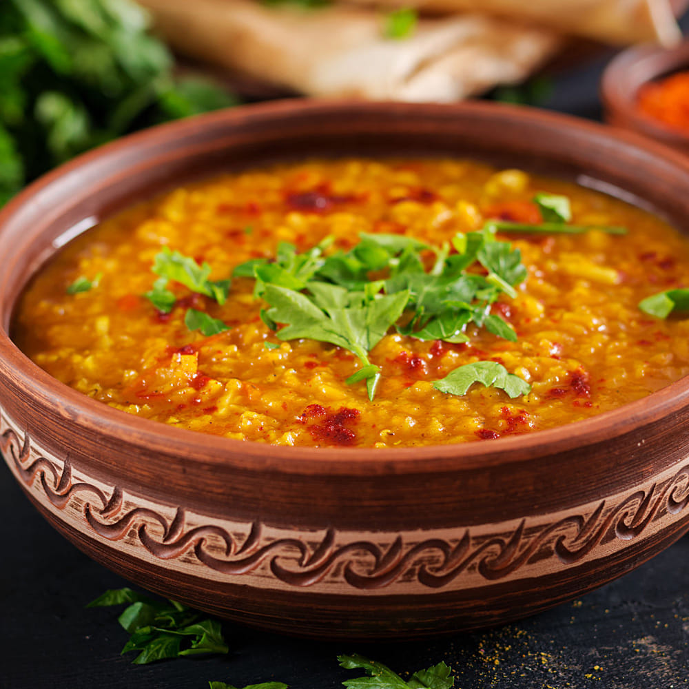 మధ్యాహ్న భోజనానికి పప్పు, అన్నం, ఆకుకూరలు, పెరుగుతో కూడిన సంపూర్ణ ఆహారం తీసుకోవచ్చు. కిలో పప్పు ధర 150 రూపాయలు ఉన్నప్పటికీ, ఒక్క పూటకు అవసరమయ్యే 30 గ్రాముల పప్పు ఖర్చు నాలుగున్నర రూపాయలు మాత్రమే. పప్పులో లైసిన్, బియ్యంలో మిథియోనిన్ ఉంటాయి. ఈ రెండింటినీ కలిపి తీసుకున్నప్పుడు, అవి ఒక సంపూర్ణ ప్రోటీన్గా మారి చికెన్ లేదా మటన్ నుండి లభించే ప్రోటీన్కు సమానమైన పోషకాలను అందిస్తాయి.