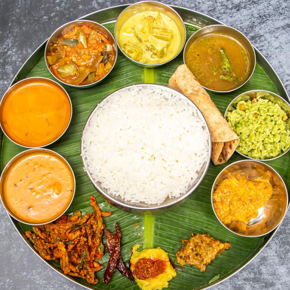 ఐదు రూపాయల ఆకుకూరలు (తోటకూర లేదా పాలకూర) ఫైబర్ను అందించి పేగుల ఆరోగ్యాన్ని మెరుగుపరుస్తాయి. మంచి గట్ హెల్త్ ఆహారాన్ని శరీరం సరిగా గ్రహించడానికి కీలకం. అన్నం 5 రూపాయలు, పెరుగు 3 రూపాయలు. పెరుగులోని ప్రోబయోటిక్స్ జీర్ణక్రియను మెరుగుపరుస్తాయి. శరీరంలోని 90 శాతం "హ్యాపీ హార్మోన్స్" కడుపులోనే ఉత్పత్తి అవుతాయని శాస్త్రవేత్తలు సూచిస్తున్నారు. కాబట్టి కడుపు ఆరోగ్యంగా ఉంటే మనసు ప్రశాంతంగా ఉంటుంది. ఈ మధ్యాహ్న భోజనం ఖర్చు 17న్నర రూపాయలు.