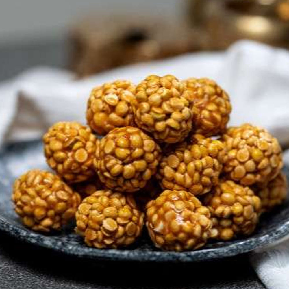 ఖరీదైన ప్రోటీన్ బార్ల కంటే కేవలం 5 రూపాయల పుట్నాల పప్పులో అధిక నాణ్యత గల ప్రోటీన్ లభిస్తుంది. క్వినోవా లేదా ఓట్స్ వంటి ఖరీదైన ధాన్యాలకు బదులుగా, స్థానికంగా లభించే జొన్నలు, సజ్జలు, కొర్రలు వంటివి వాతావరణానికి, శరీరానికి మరింత అనుకూలమైనవి. వీటిలో B విటమిన్లు పుష్కలంగా ఉంటాయి. అలాగే, 150 రూపాయల అవకాడో బదులుగా, 10 రూపాయల జామపండులో ఎక్కువ ఫైబర్, విటమిన్ సి ఉంటాయి. డైట్ అంటే ఫ్యాన్సీ పేర్లు కాదని, శరీరానికి ఏది అందుబాటులో ఉంటే అది ముఖ్యమని గుర్తుంచుకోవాలి. సాయంత్రం స్నాక్గా ఐదు రూపాయల వేరుశనగలు తీసుకోవచ్చు. వీటిలోని ఆరోగ్యకరమైన కొవ్వులు గుండె ఆరోగ్యానికి మంచివి.