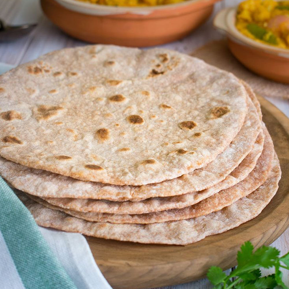 రాత్రి భోజనం తేలికగా ఉండాలి. రాత్రిపూట భారీ భోజనం నిద్రలేమికి, కొవ్వు పేరుకుపోవడానికి కారణమవుతుంది. రెండు గోధుమ రొట్టెలు నాలుగు రూపాయలు, ఒక కూరగాయల కూర 10 రూపాయలు. సొరకాయ, బీరకాయ వంటి నీటి శాతం ఎక్కువ ఉన్న కూరలు తీసుకోవడం మేలు. రాత్రిపూట తక్కువ కార్బోహైడ్రేట్లు తీసుకోవడం వల్ల శరీరం నిద్రపోతున్నప్పుడు కూడా కొవ్వును కరిగించే మోడ్లో ఉంటుంది, తద్వారా బరువు తగ్గుతుంది. రాత్రి 8 గంటలలోపే భోజనం ముగించడం మంచి నిద్రకు దోహదపడుతుంది.