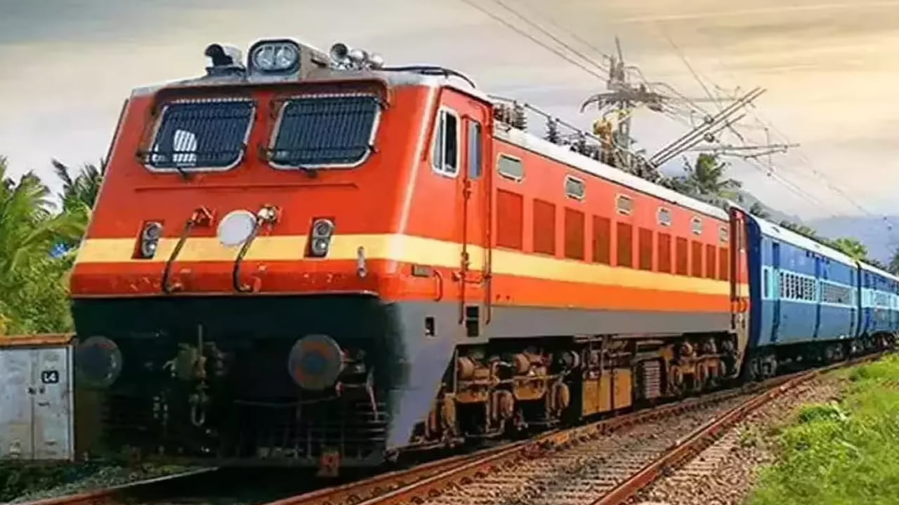 తత్కాల్ టికెట్లను ట్రైన్ బయల్దేరడానికి ఒక రోజు ముందు రిలీజ్ చేశారు. ఏసీ క్లాసులకు ఉదయం 10 గంటలకు రిలీజ్ చేస్తారు. ఇక స్లీపర్, ఫస్ట్ క్లాస్, సెకండ్ క్లాస్ టికెట్లను ఉదయం 11 గంటలకు విడుదల చేస్తారు. కనీసం ఈ సమాయానికి 5 నుంచి 10 నిమిషాల ముందు లాగిన్ అవ్వండి. పేజీని ముందుగానే లోడ్ చేసి సిద్దంగా ఉంచుకోండి. దీని వల్ల మీరు పని సులభం అవుతుంది. మీరు కొన్ని సెకన్లు లేట్ చేసినా టికెట్ కోల్పోవచ్చు.
