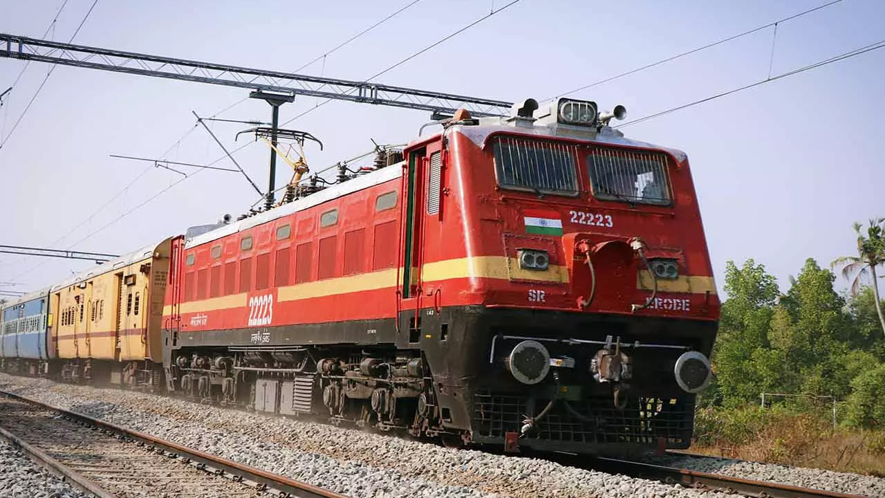 ఇక పేర్లు, వయస్సు, ఇతర వివరాలను ఆటోఫిల్ చేసేందుకు మాస్టర్ లిస్టును భద్రపర్చుకోండి. ఇక పేమెంట్స్ కోసం యూపీఐ, క్రెడిట్, డెబిట్ కార్డులు, నెట్ బ్యాంకింగ్, ఐఆర్‌సీటీసీ వ్యాలెట్ లాంటి వాటిని ముందే లింక్ చేసుకోండి. వివరాలు, పేమెంట్స్ ముందు లింక్ చేసి ఉంచుకోవడం వల్ల తత్కాల్ టికెట్లు వెంటనే బుక్ చేసుకోవచ్చు. అప్పటికప్పుడు టైప్ చేయడం, చెల్లింపు సమాచారం వెతకడంలో ఆలస్యం జరగకుండా ఉంటుంది.
