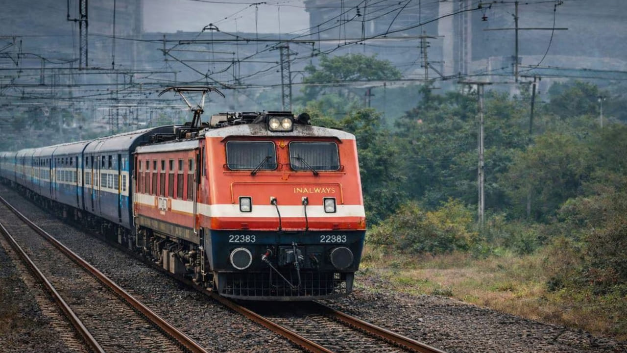 తత్కా్ల్ టికెట్లు ఓపెన్ చేయగానే కొన్ని నిమిషాల వ్యవధిలోనే ఫుల్ అయిపోతాయి. దీంతో నిమిషాల వ్యవధిలోనే మీరు బుక్  చేసుకోవాల్సి ఉంటుంది. మీరు టికెట్లను విడుదల చేయగానే వెంటనే బుక్ చేసుకోవాలంటే ముందుగా కొన్ని జాగ్రత్తలు తీసుకోవాలి. ముందుగా ఐఆర్‌సీటీసీ అకౌంట్లోకి లాగిన్ అయ్యి అన్నీ యాక్టివ్‌గా ఉన్నాయా.. లేదా అనేది చూసుకోండి. ఇక ఆధార్ వెరిఫికేషన్ పూర్తి చేయండి.
