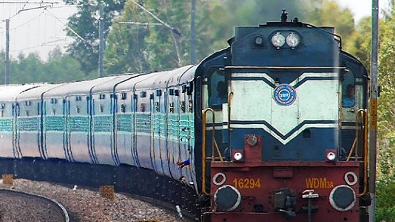 Indian Railways: ట్రైన్‌లో మీరు బుక్ చేసుకున్న సీటులో వేరే వ్యక్తి కూర్చున్నాడా..? ఈ నెంబర్‌కు ఒక్క మెస్సేజ్ పెడితే మీ ప్రాబ్లం క్లియర్..
