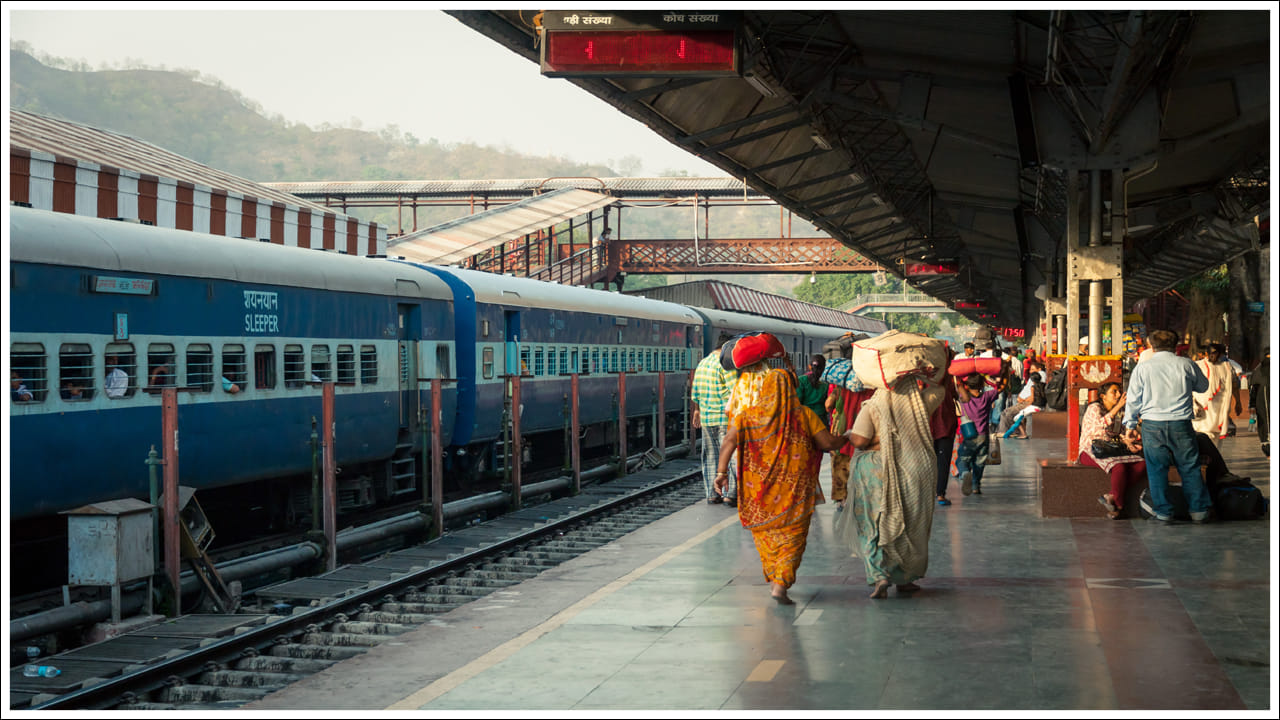  ఈ తగ్గింపు కేవలం రైల్‌వన్ యాప్‌లో యూపీఐ, డెబిట్ కార్డులు, క్రెడిట్ కార్డులు లేదా నెట్ బ్యాంకింగ్ ద్వారా బుక్ చేసుకున్న టిక్కెట్లకు మాత్రమే వర్తిస్తుంది. ఈ సౌకర్యం జూలై 14, 2026 వరకు అందుబాటులో ఉంటుంది. ఇది ప్రతిరోజూ రైలులో ప్రయాణించే వారికి ప్రత్యేకంగా ప్రయోజనకరమైనదిగా ఉంటుంది.