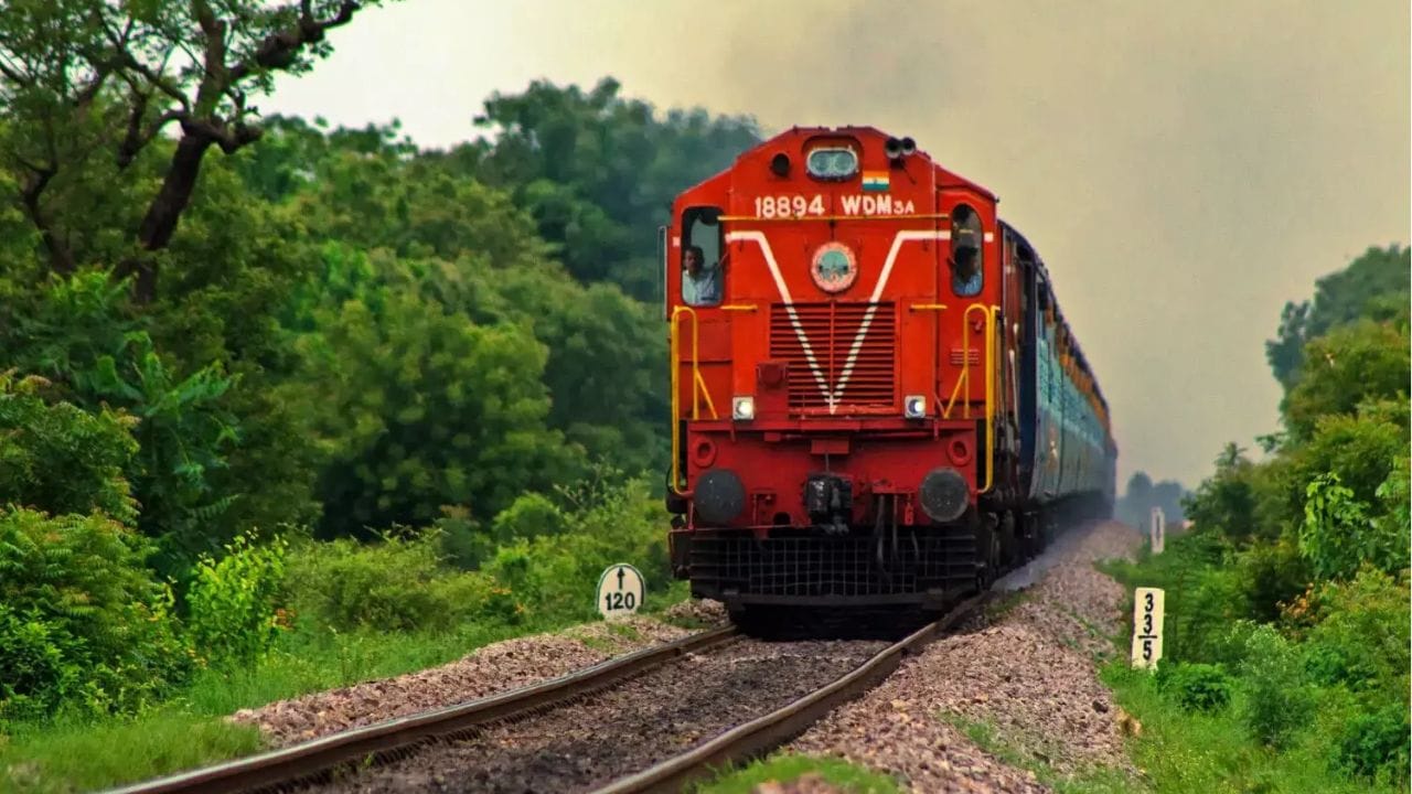 ఈ ప్యాకెజ్లో ప్రయాణికులకు అన్ని సౌకర్యాలు ఉంటాయి. రైలు ప్రయాణం, క్షేత్రాల వద్ద బస్సు సౌకర్యం. వసతి , అన్ని వేళల భోజనం, వాటర్ బాటిల్ సరఫరా. టూర్ ఎస్కార్ట్ సేవలు, ట్రావెల్ ఇన్సూరెన్స్. ప్రతి కోచ్కు ఒక సెక్యూరిటీ గార్డ్, రైలులో సీసీ కెమెరాల నిఘా ఉంటుంది.టికెట్ బుక్ చేసుకోవాలి అనుకునే వారు వివరాలకు 9701360701, 9281030727, 9281030759 లకు సంప్రదించాలని మరిన్ని వివరాలకు www.irctctourism.com వెబ్సైట్ ని సంప్రదించవచ్చు.