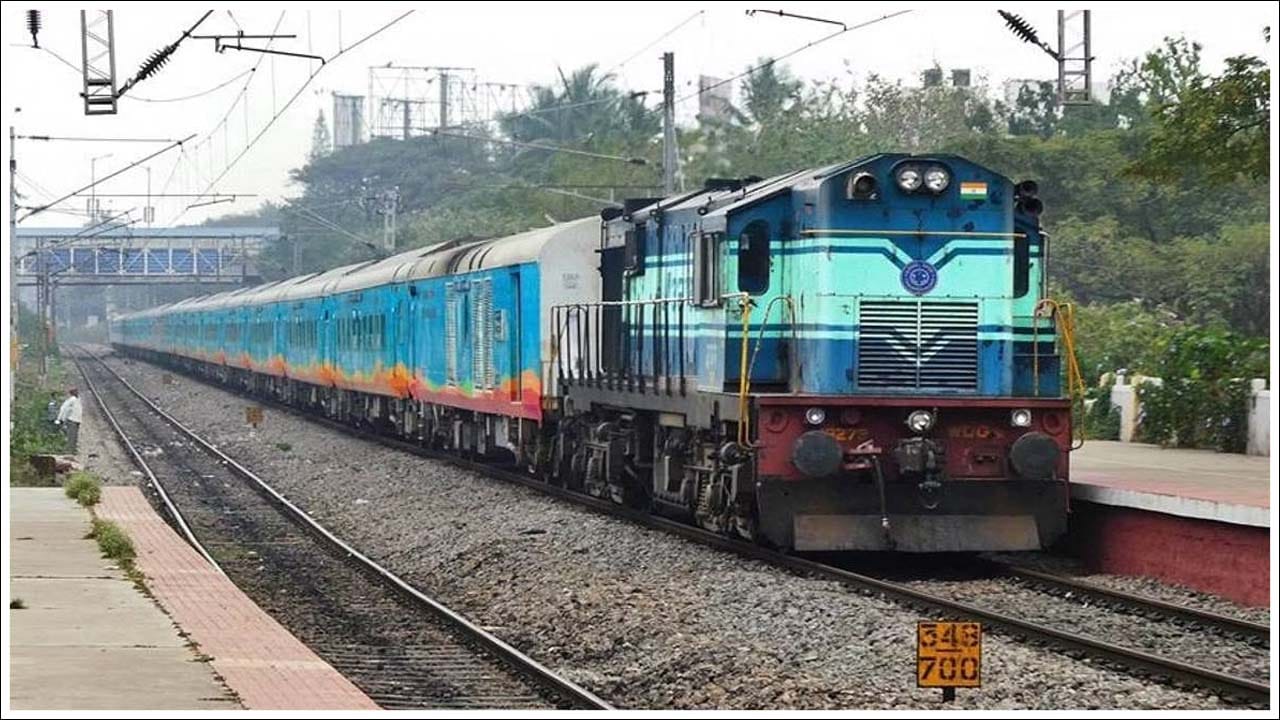  3% తగ్గింపు ద్వారా ఎంత ఆదా చేయవచ్చు?: మొదటిసారిగా ఈ 3% తగ్గింపు పెద్దగా ప్రయోజనం అనిపించకపోవచ్చు. అయితే, ప్రతిరోజూ రైలులో ప్రయాణించే వారికి, ఇది మూడు నెలల కాలంలో గణనీయమైన ఆదాగా ఉంటుంది. ఈ చొరవ రైలు ప్రయాణాన్ని కొంచెం సరసమైనదిగా చేయడంతో పాటు, ప్రజలను డిజిటల్ చెల్లింపు పద్ధతులను అవలంబించేలా ప్రోత్సహిస్తుంది.