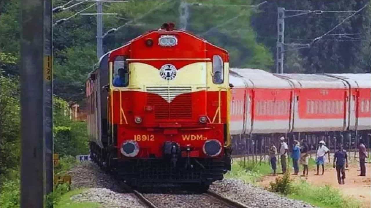 హరిద్వార్-మాతా వైష్ణోదేవి- రిషికేష్-యాత్ర (SCZBG57): ఈ యాత్రలో మధుర, బృందావనం, మాతా వైష్ణోదేవి, హరిద్వార్, రిషికేశ్ వంటి పుణ్యధామాలను దర్శంచుకోవచ్చు. ఈ యాత్ర మే 12వ తేదీన ప్రరంభమై మే 21వ తేదీ వరకు ఉంటుంది. దీనికి ఒక్కొకరికి సాధారణ టికెట్టు ధర 16,500గా ఉండగా 3 ఏసీ ధర రూ.25,700, 2 ఏసీ ధర రూ. 33,400గా ఉంటుంది. ఈ యాత్ర సికింద్రాబాద్ ప్రారంభమై భువనగిరి, జనగాం, కాజీపేట, పెద్దపల్లి, మంచిర్యాల్ , బెల్లంపల్లి, సిర్పూర్ కాగజ్ నగర్, బల్హర్ష, వార్తా , నాగ్పూర్ మీదుగా వెళ్తుంది.