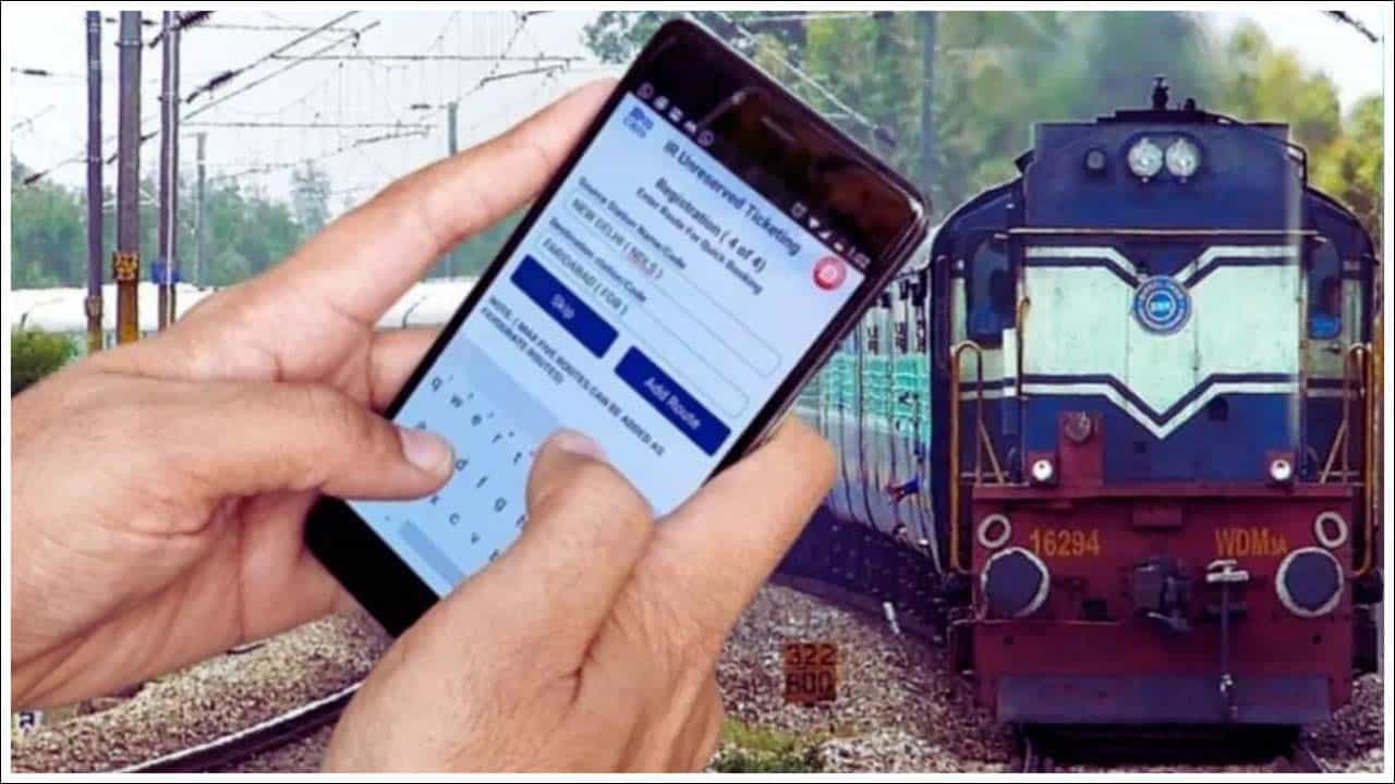 Indian Railways: రైలు ప్రయాణికులకు, ప్రతి ప్రయాణంలోనూ కొంత డబ్బు ఆదా చేసుకోవడం ఇప్పుడు మరింత సులభమైంది. రైల్వన్ యాప్ ద్వారా డిజిటల్ చెల్లింపులు చేసి రిజర్వేషన్ లేని టిక్కెట్లను బుక్ చేసుకునే వారికి 3% తగ్గింపును అందించాలని భారతీయ రైల్వే నిర్ణయించింది.