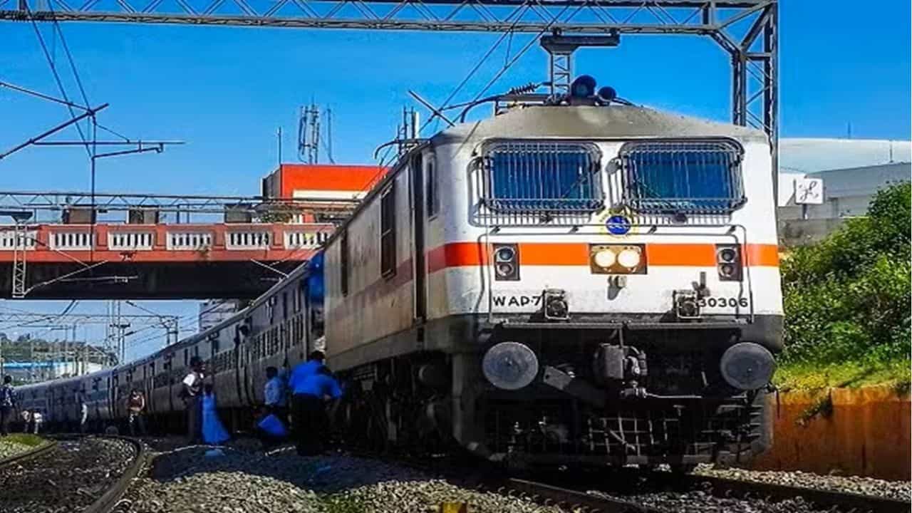 అరుణాచలం - చిదంబరంతో దివ్య దక్షిణ యాత్ర (SCZBG58): ఈ యాత్రలో దక్షిణ భారతంలోని ప్రముఖ క్షేత్రాలైన తిరువణ్ణామలై, రామేశ్వరం, మధురై, కన్యాకుమారి, త్రిచి, తంజావూరు, చిదంబరం క్షేత్రాలను సందర్శించవచ్చు. ఈ యాత్ర మే 24 వ తేదీన ప్రారంభమై మే 31 వ తేదీ వరకు ఉంటుంది. దీనికి ఒక్కొకరికి సాధారణ టికెట్టు ధర 14,500గా ఉండగా 3 ఏసీ ధర రూ. 21,700, 2 ఏసీ ధర రూ. 27,900 ఉంటుంది. ఈ యాత్ర సికింద్రాబాద్ ప్రారంభమై జనగాం, కాజీపేట, వరంగల్, మహబూబాబాద్, ఖమ్మం, మధిర, విజయవాడ, తెనాలి, ఒంగోలు, నెల్లూరు, గూడూరు, రేణిగుంట మీదుగా వెళ్తుంది.